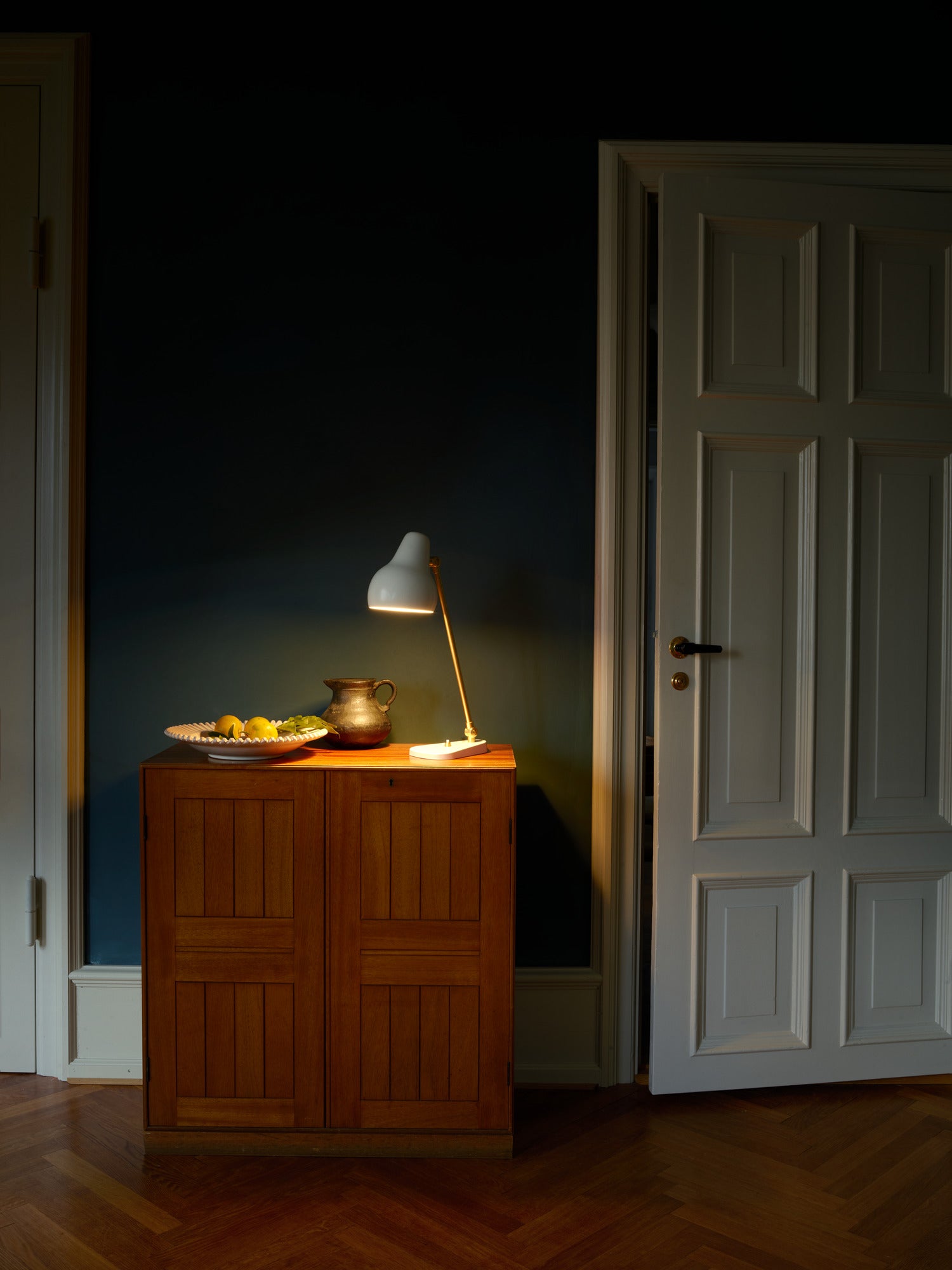 Tischlampe VL 38 weiß mit goldener Veredelung