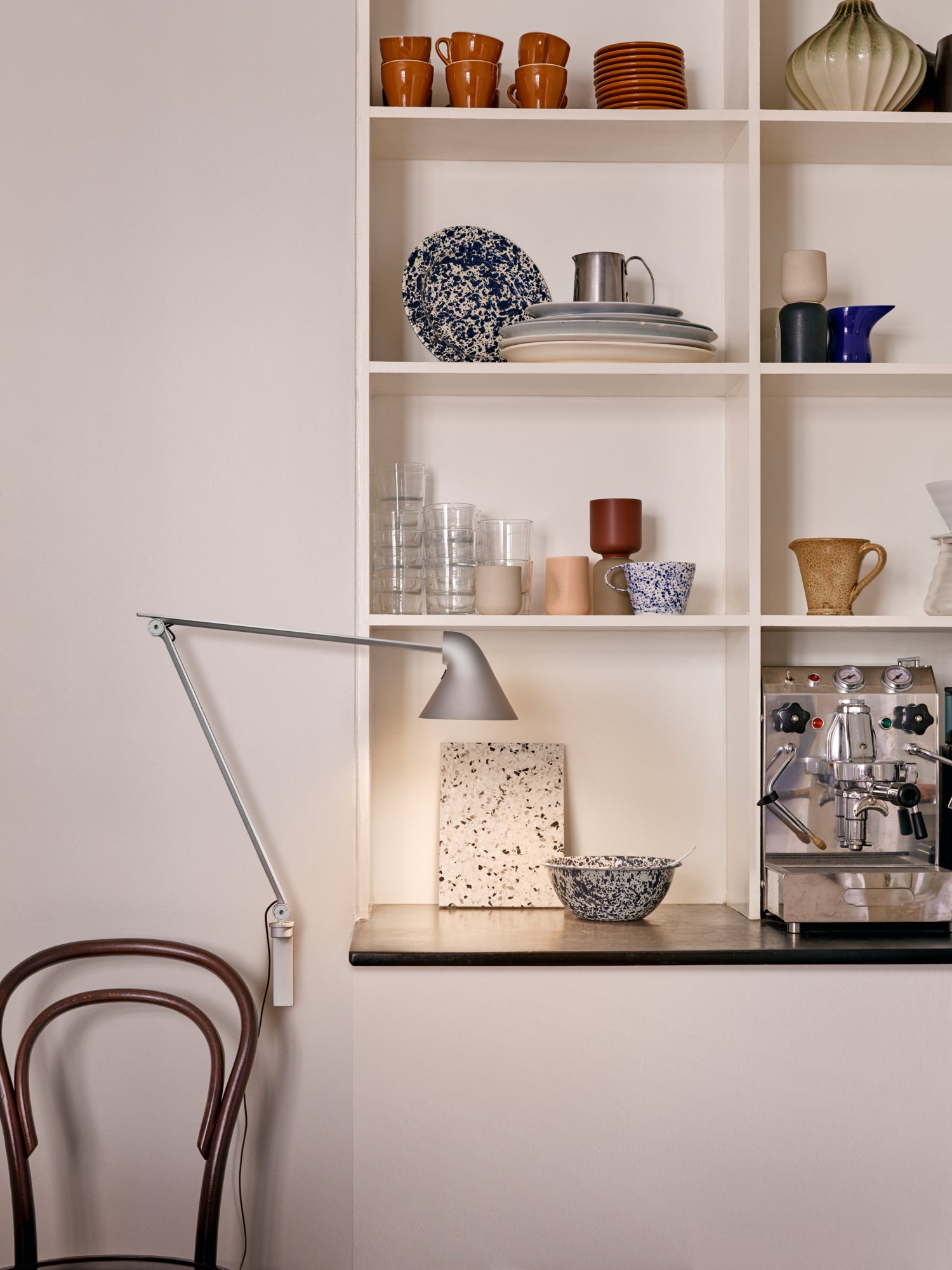 Lampa ścienna na wysięgniku regulowana NJP szary