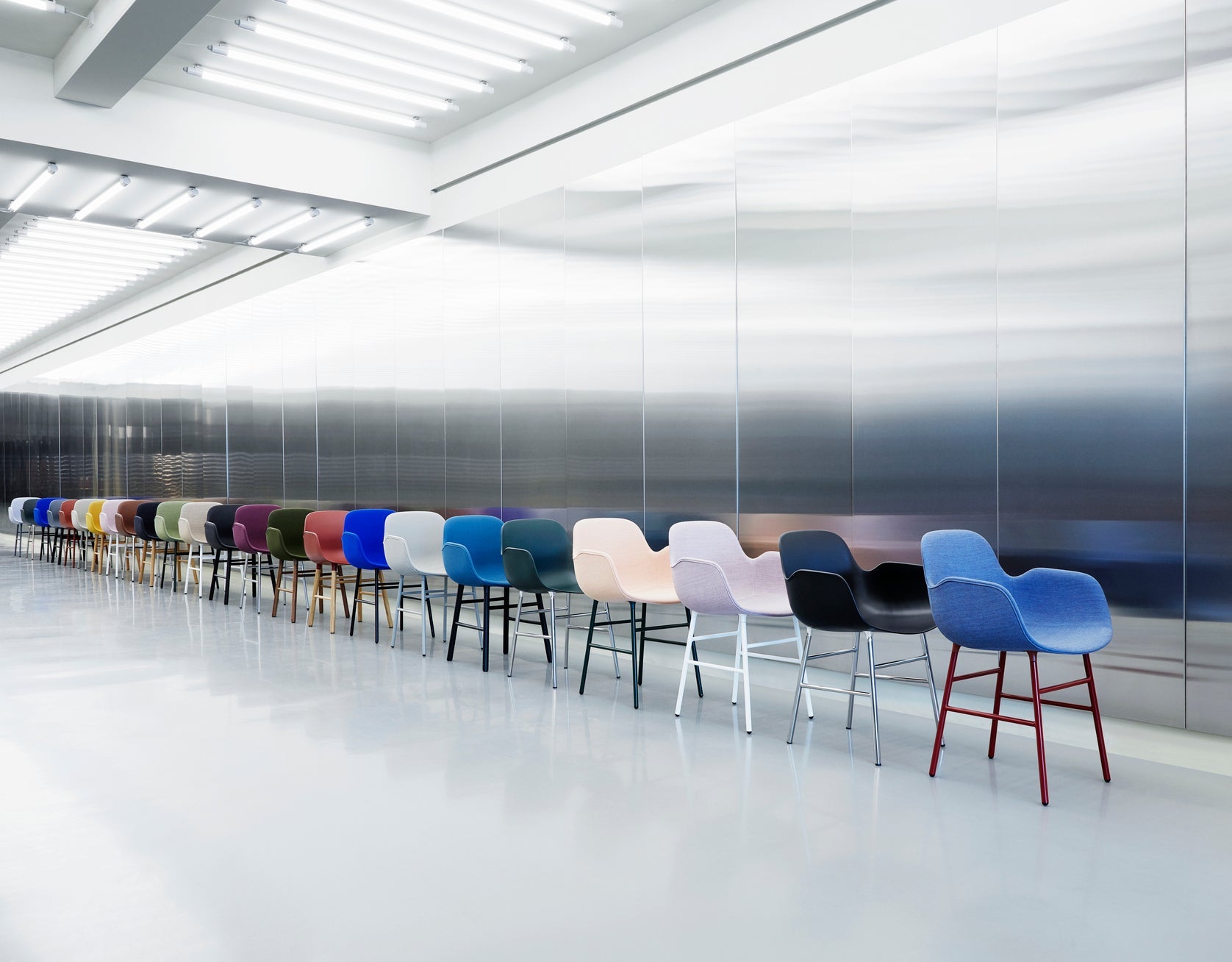 Chair with armrests red forms with an oak base