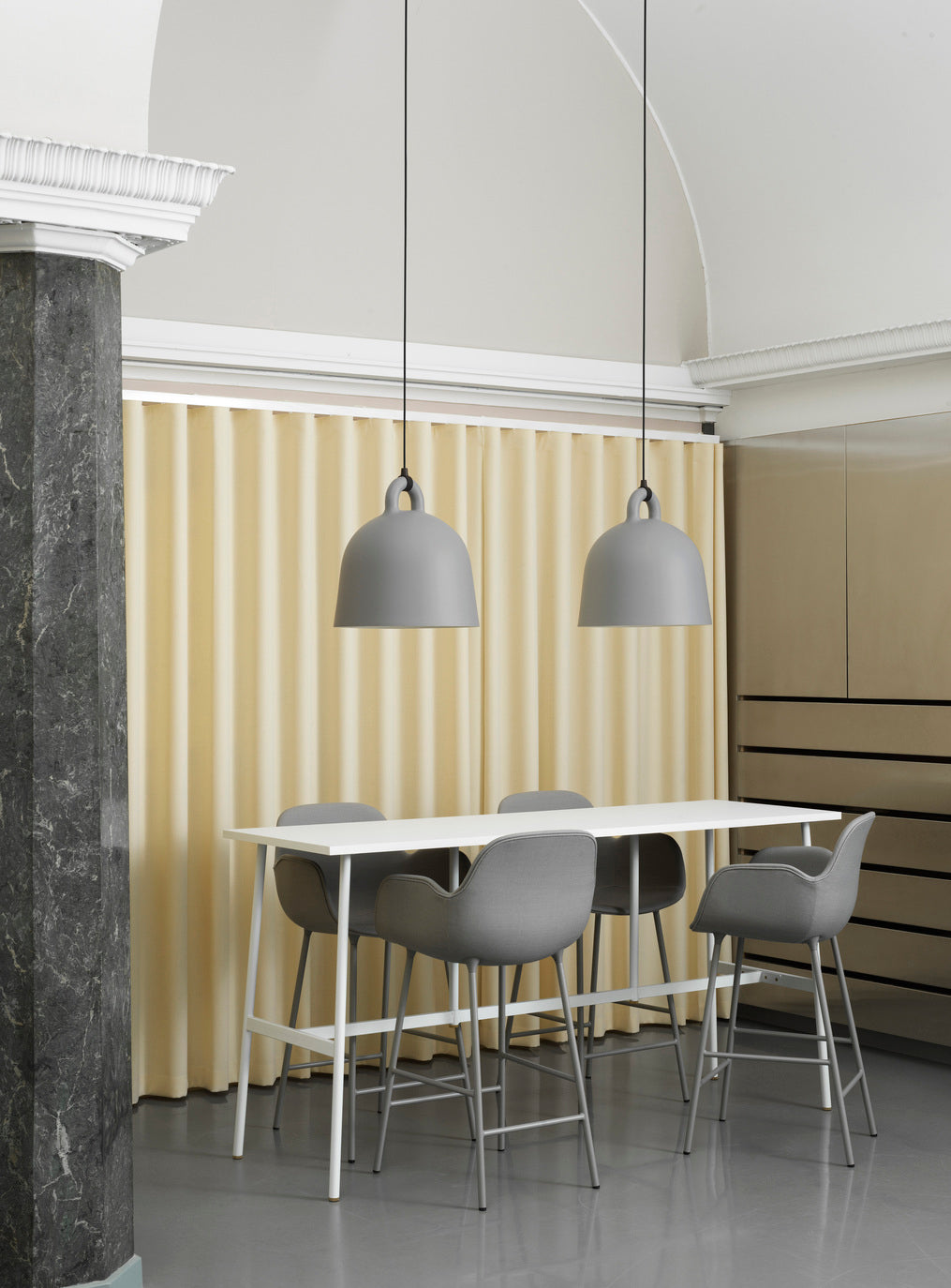 Bar chair upholstered with armrests of forms with a red base