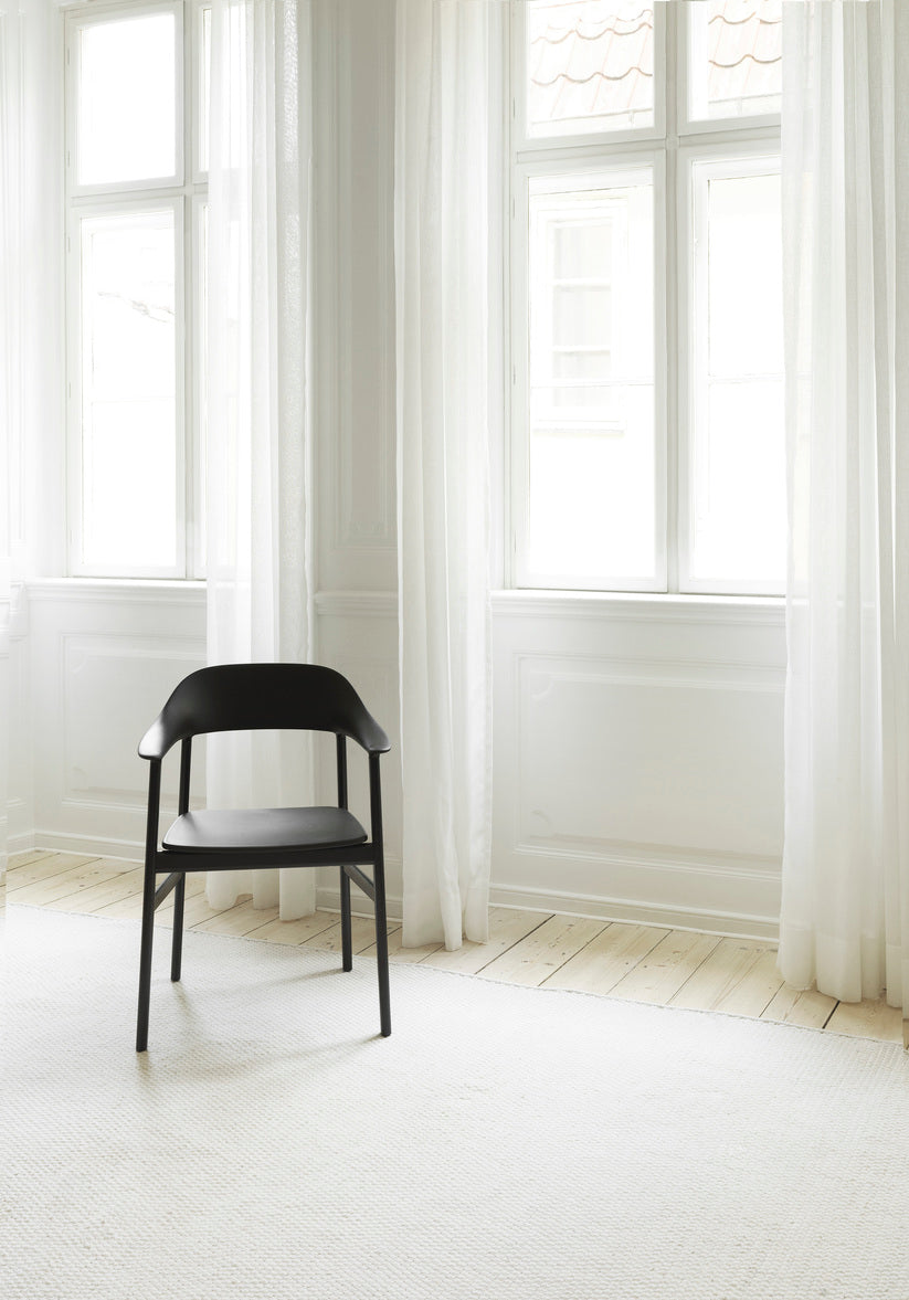 Chair with armrests Herit Sandy with a natural oak base