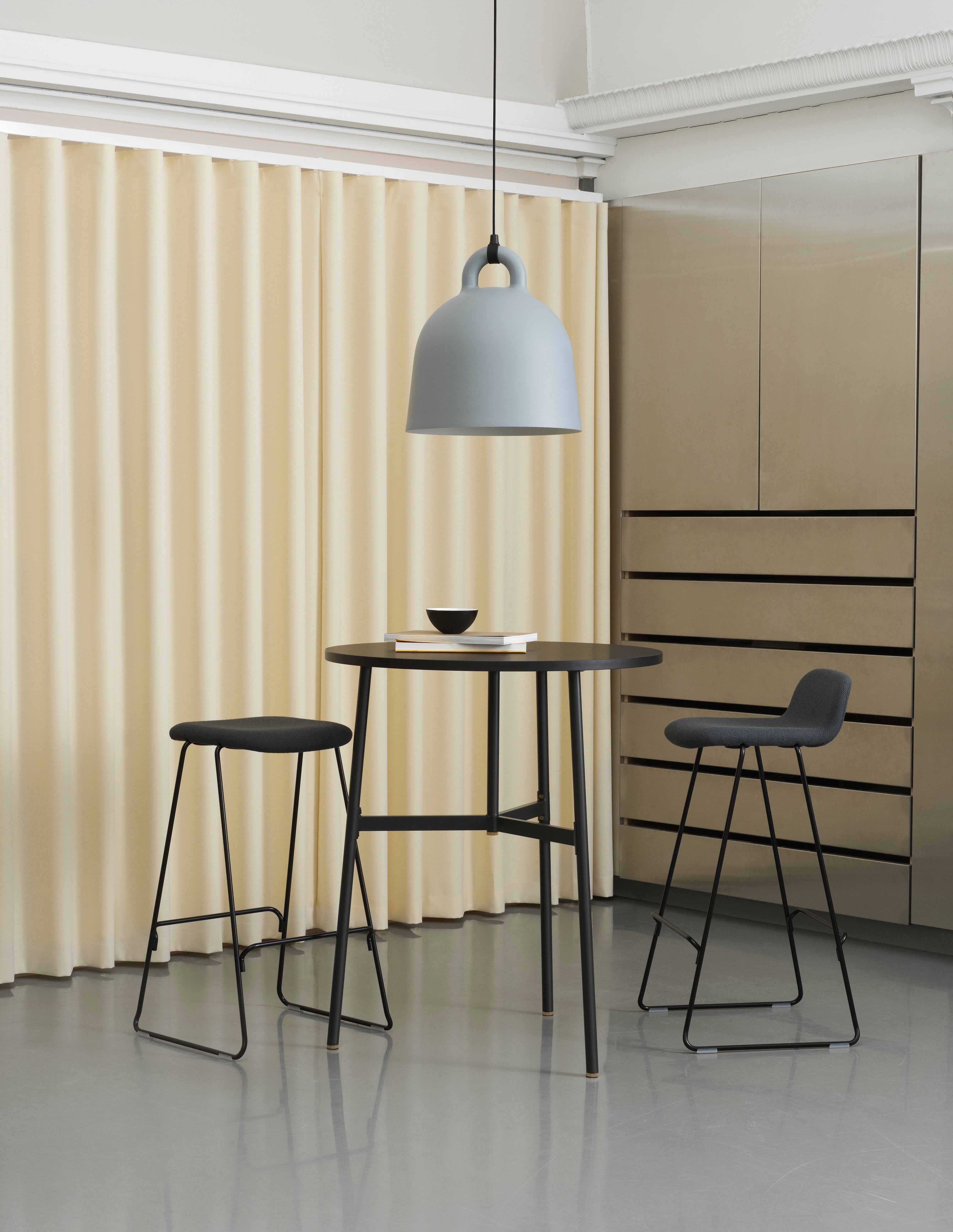 Bar chair with support of the Just black ash with a black base