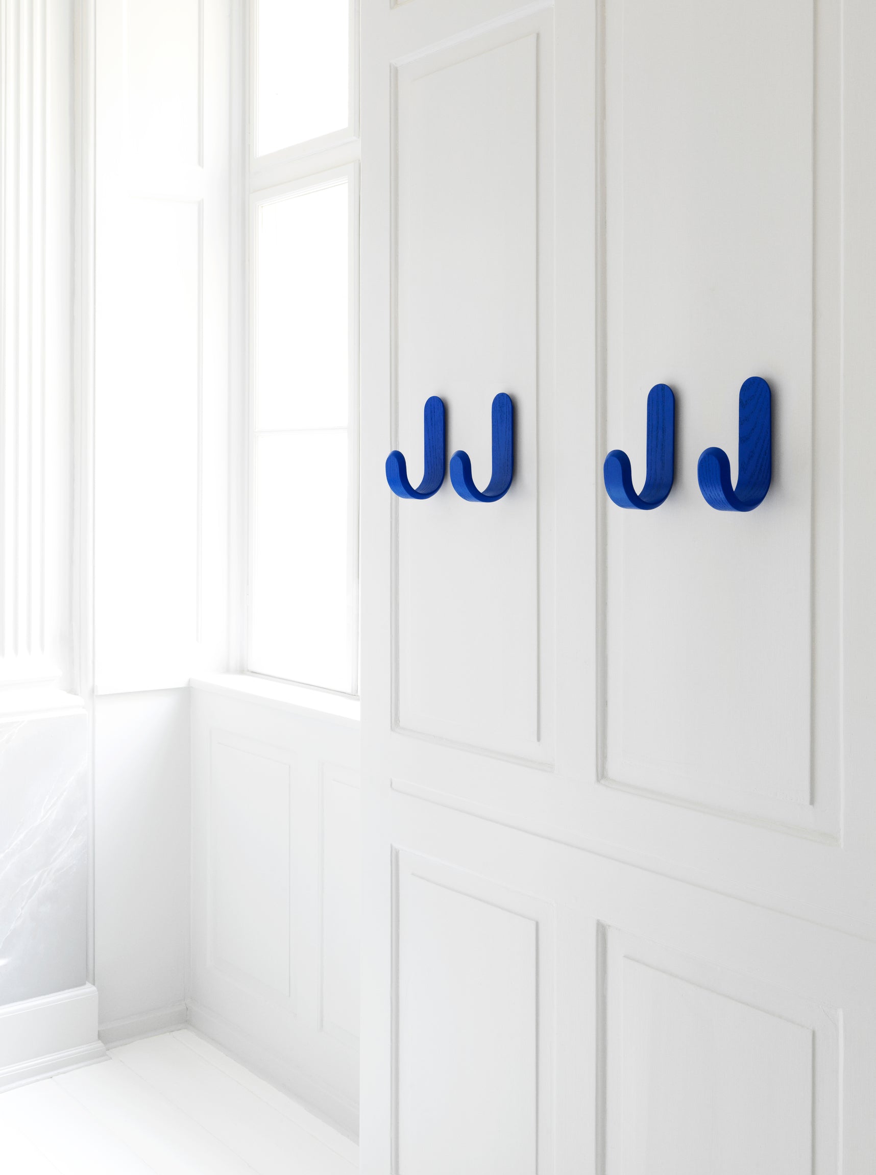 CURVE hanger blue ash veneer