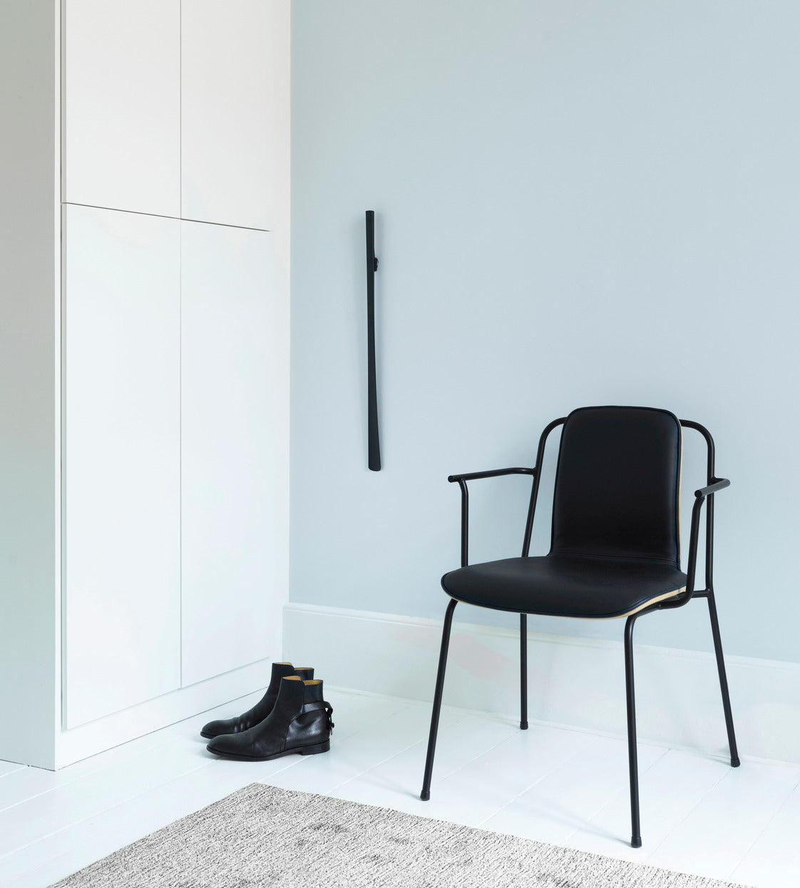 Chair with armrests Studio Upholstered front with brown ash veneer and black base