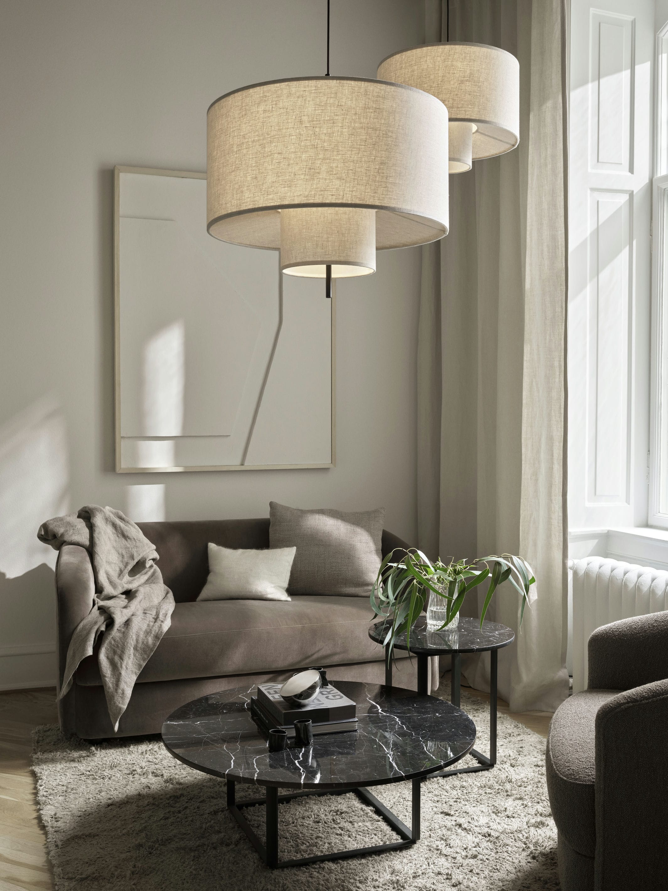 Florence Side Table Black Marmor mit einer schwarzen Basis