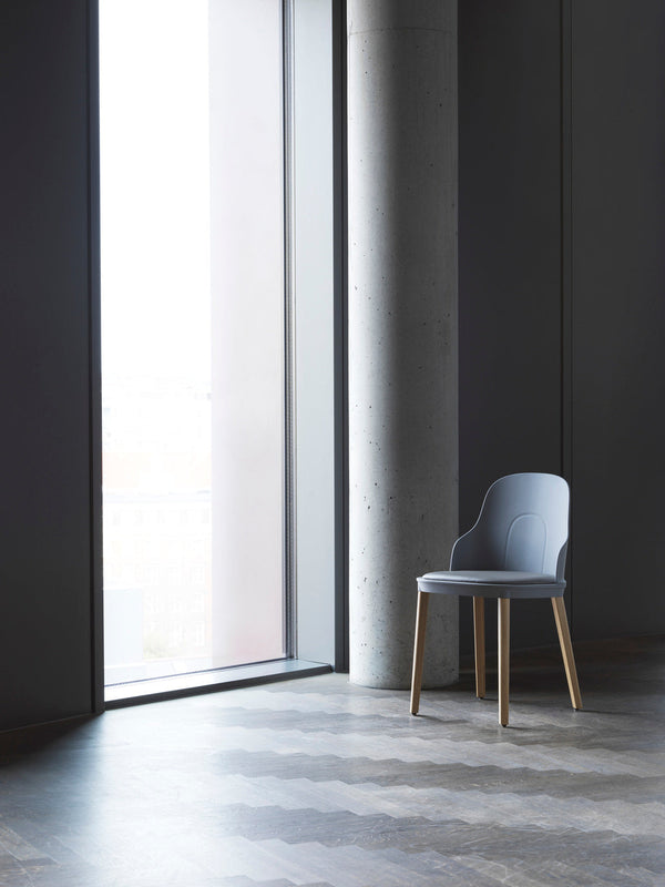 Stuhl Allez warmes Grau mit Wicker und Eichenbasis
