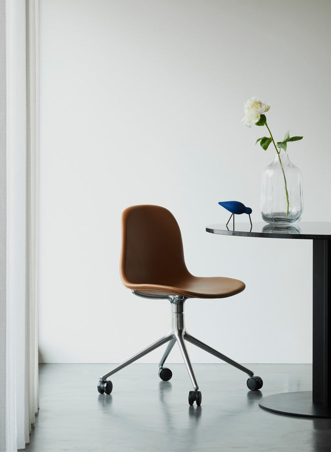 4W Blue Form Office Stuhl mit einer Aluminiumbasis auf Rädern