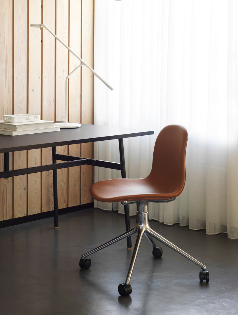 4W Blue Form Office Stuhl mit einer Aluminiumbasis auf Rädern