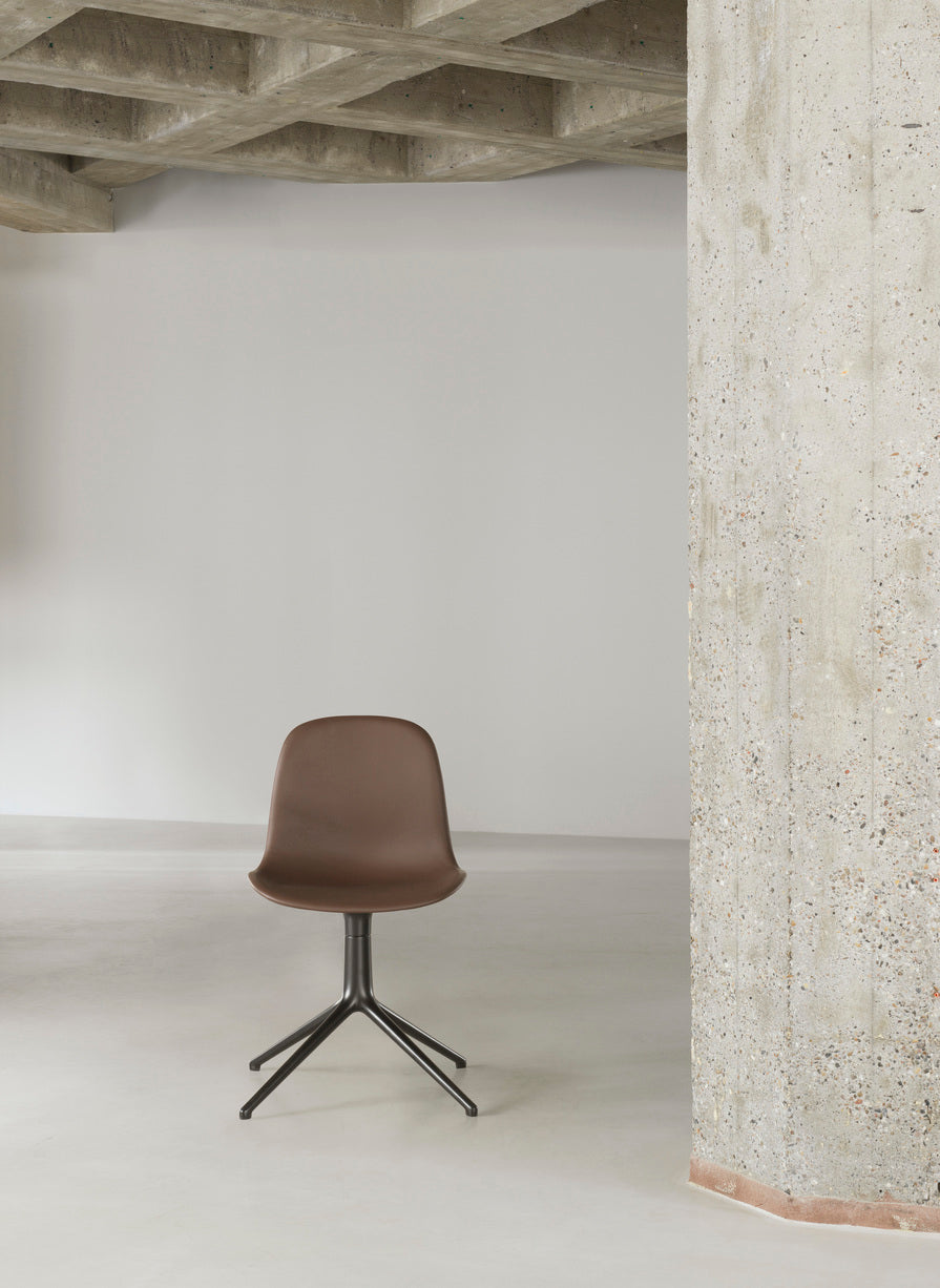 Blauer 4L -Bürostuhl mit einer Aluminiumbasis