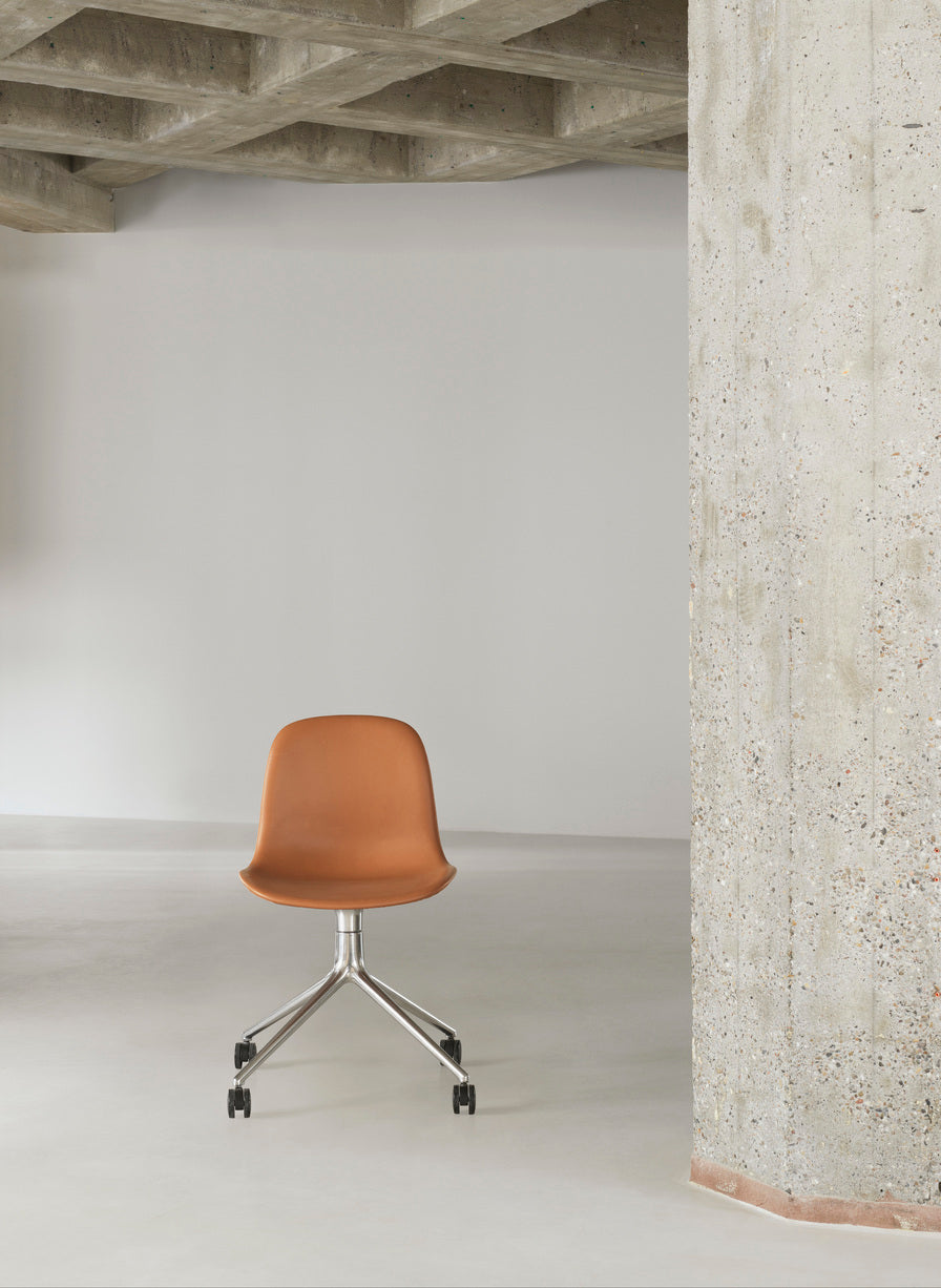 4W Blue Form Office Stuhl mit einer Aluminiumbasis auf Rädern
