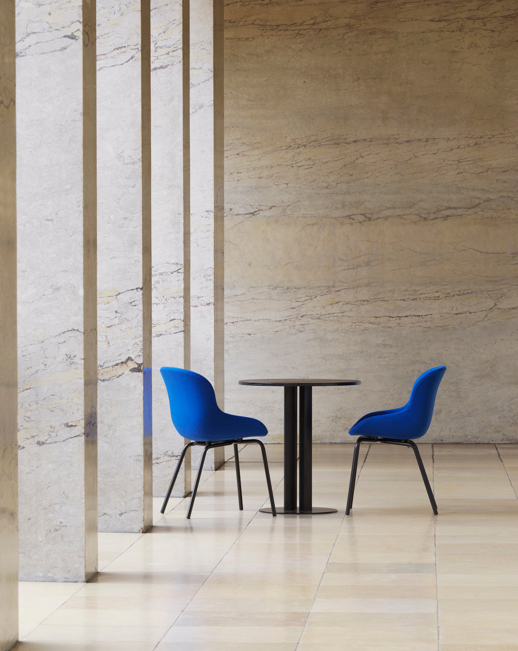 Hyg chair upholstered with a black base