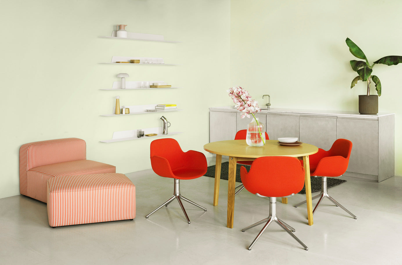 Upholstered office chair with 4L Form armrests with an aluminum base
