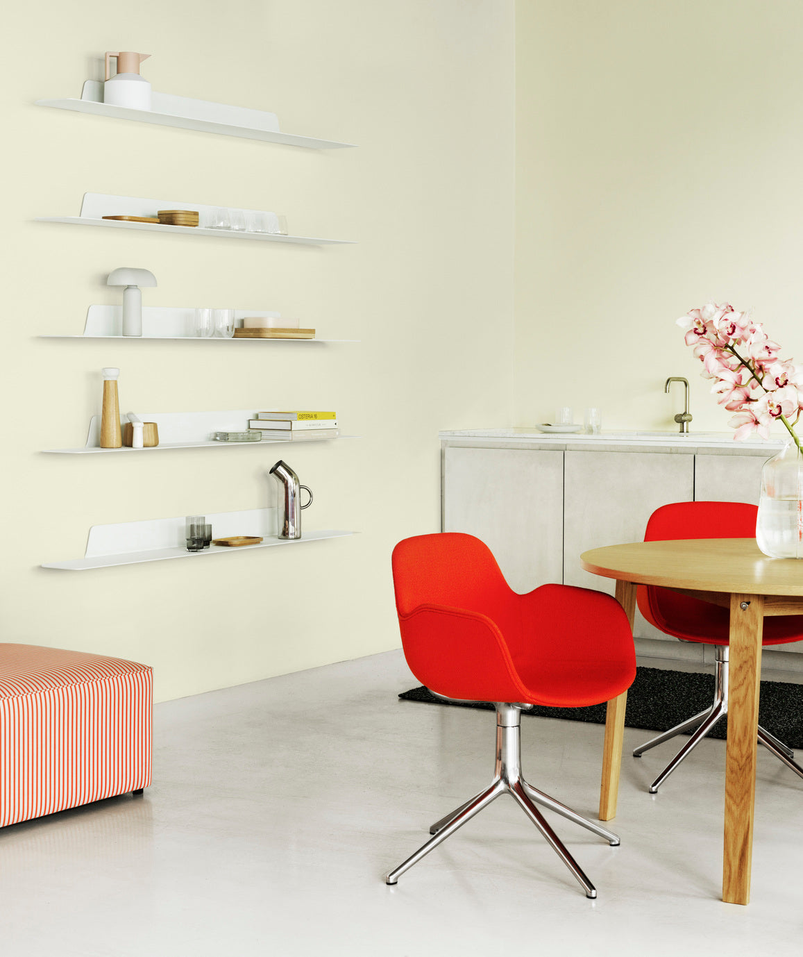 Upholstered office chair with 4L Form armrests with an aluminum base