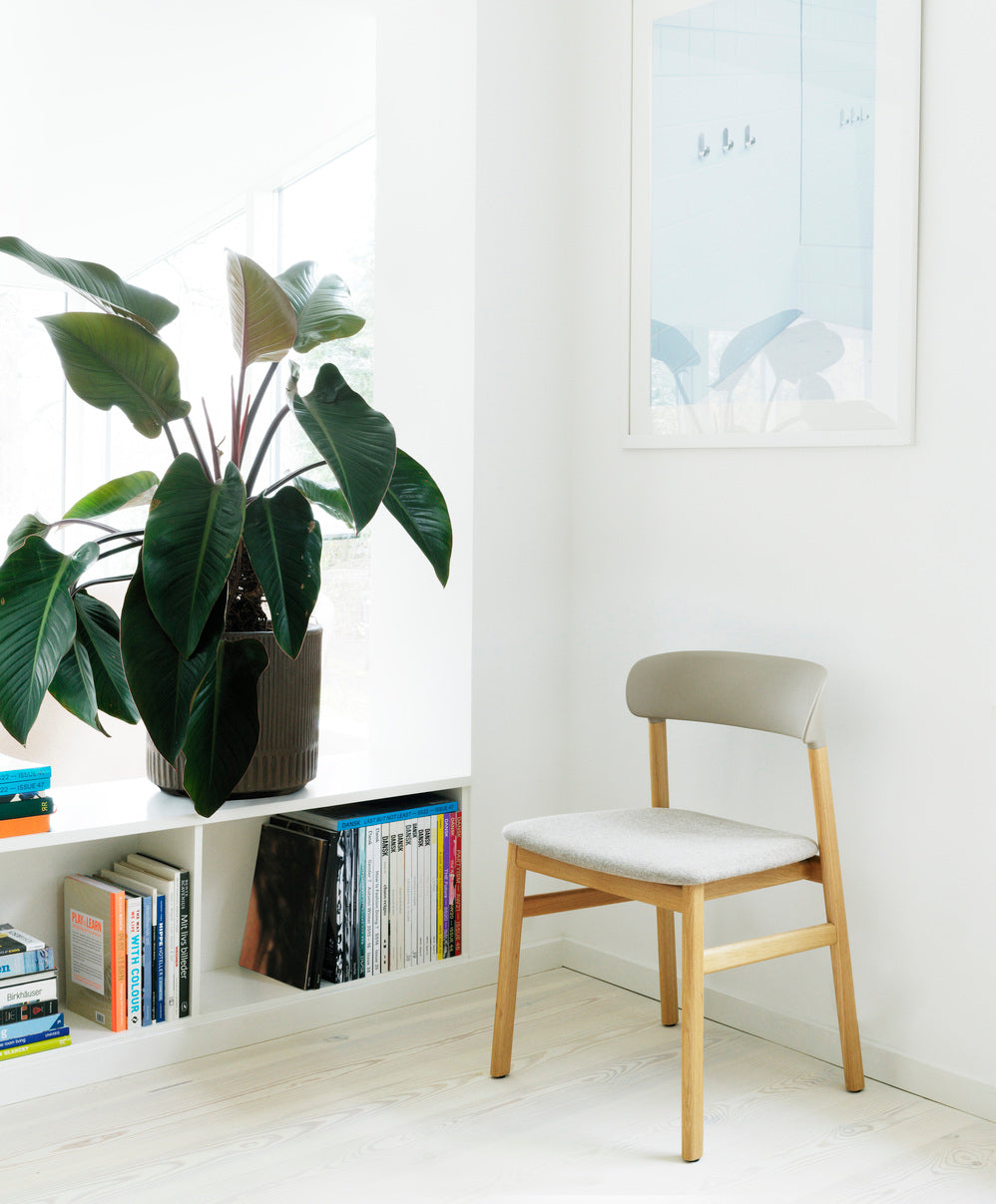 Chair with armrests Herit Gray with a natural oak base