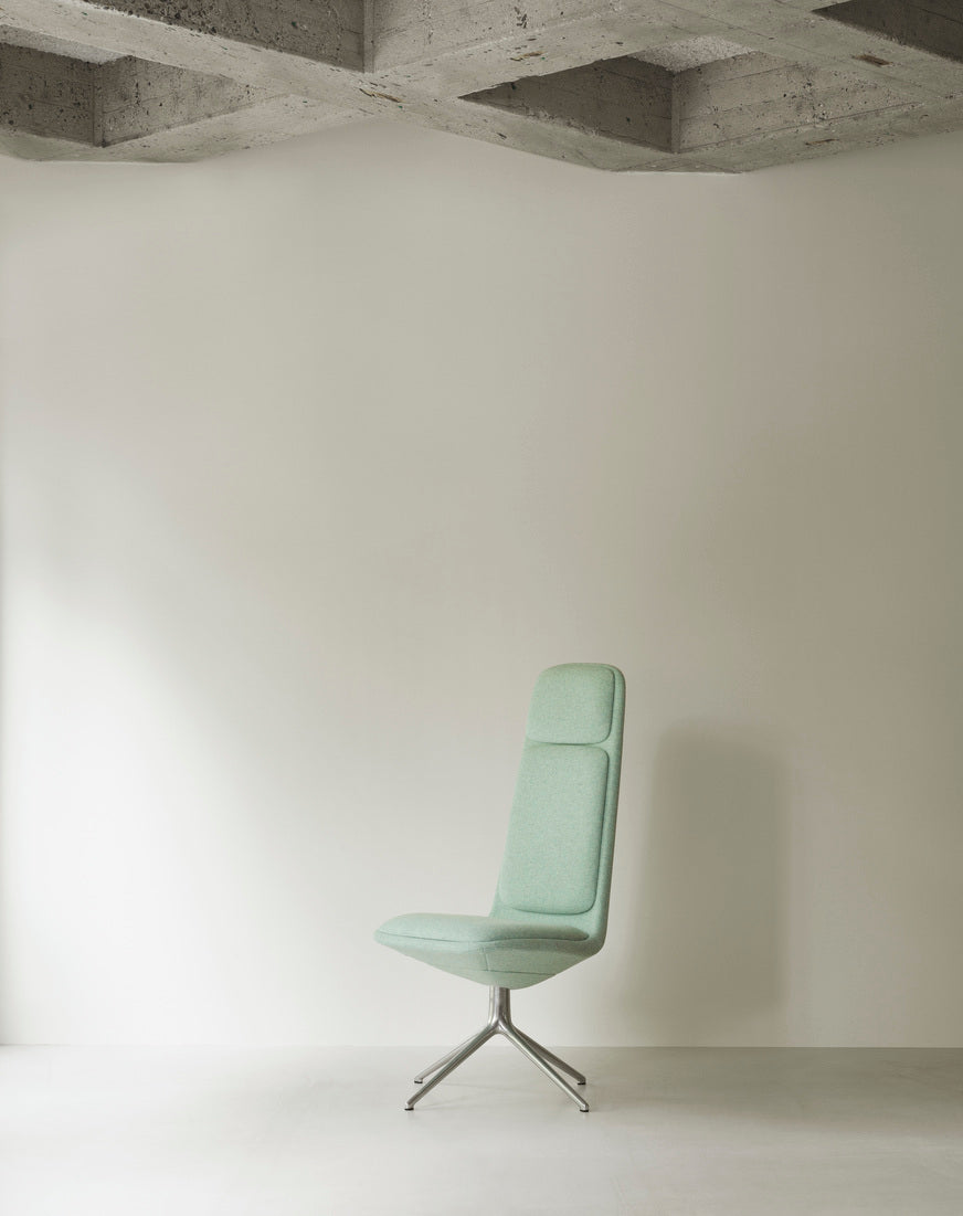 Upholstered office chair with off low 5W armrests with an aluminum base