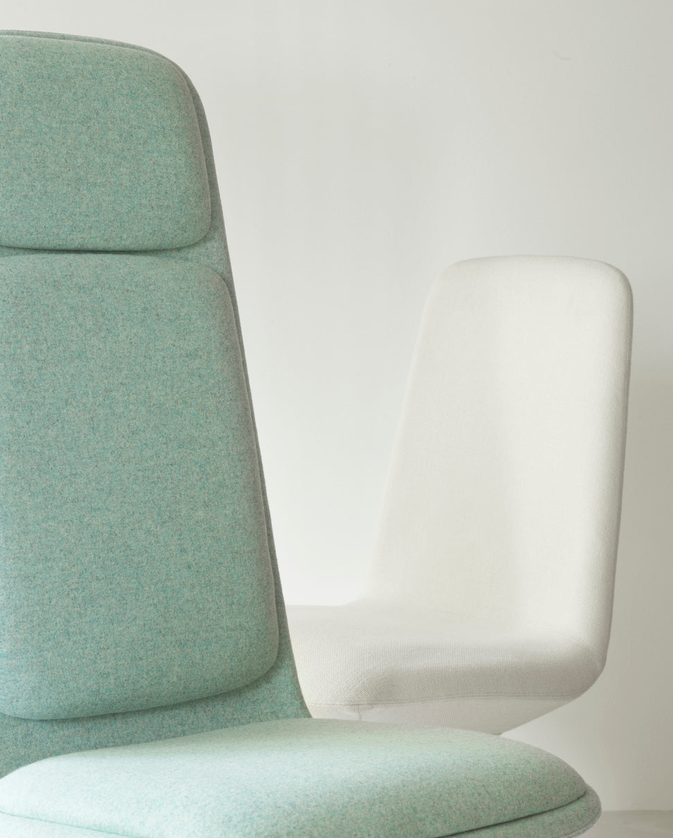 Upholstered office chair with off low 5W armrests with an aluminum base