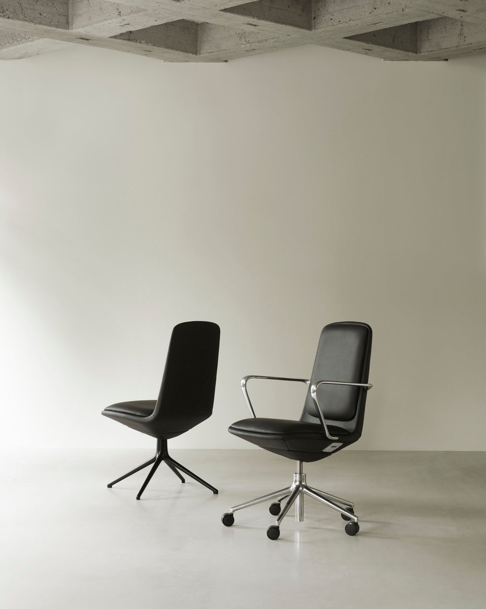Upholstered office chair with off low 5W armrests with an aluminum base
