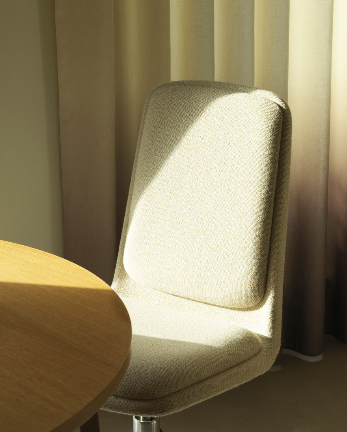 Upholstered office chair with off low 5W armrests with an aluminum base