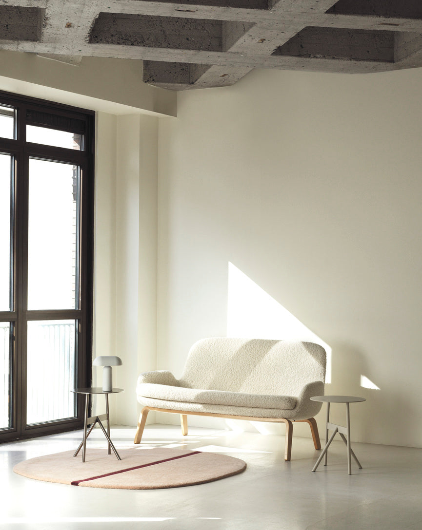 Gepolsterte Sofa -Nuss -Ära -Basis