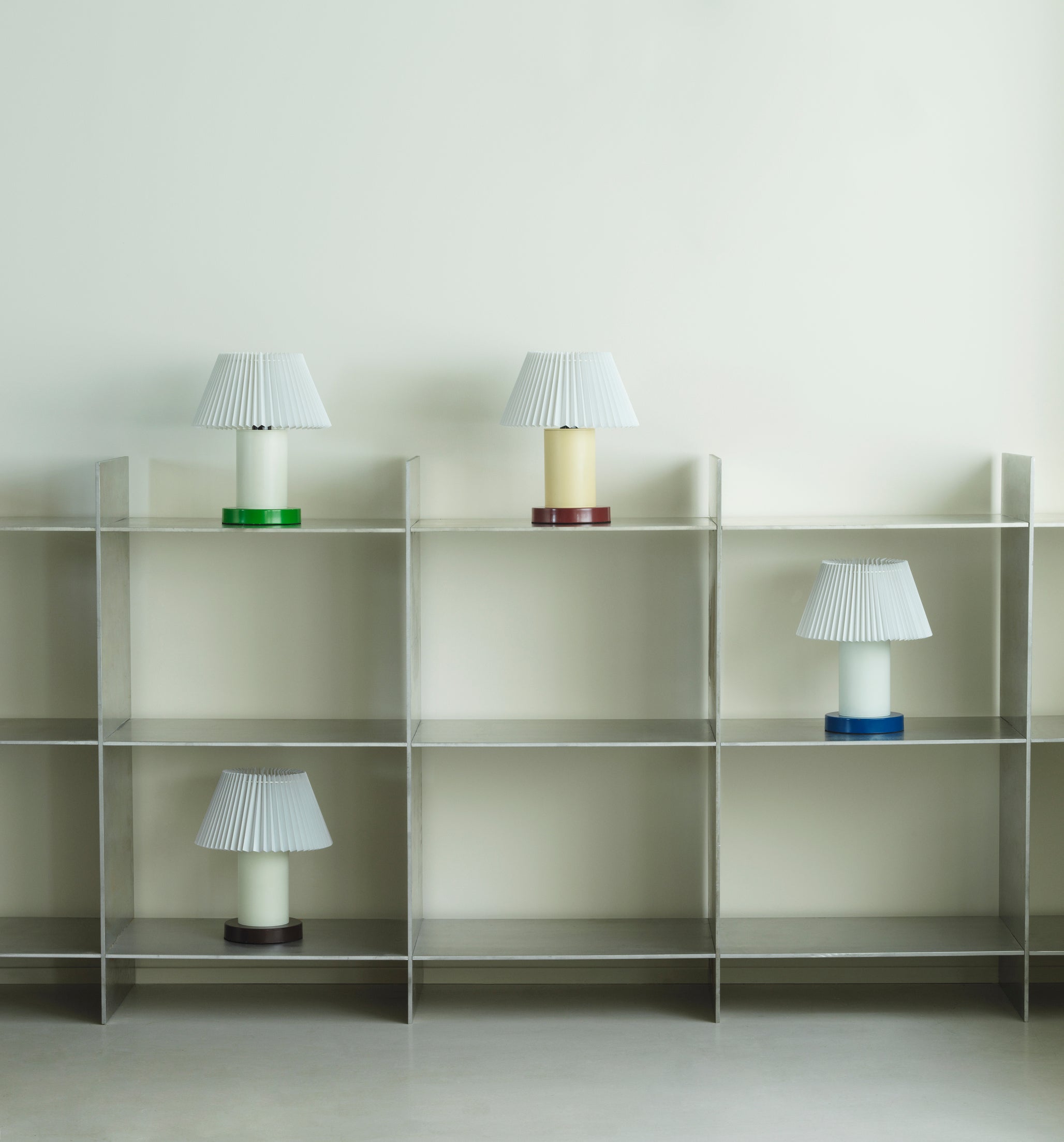 CELLU cream table lamp with a brown base