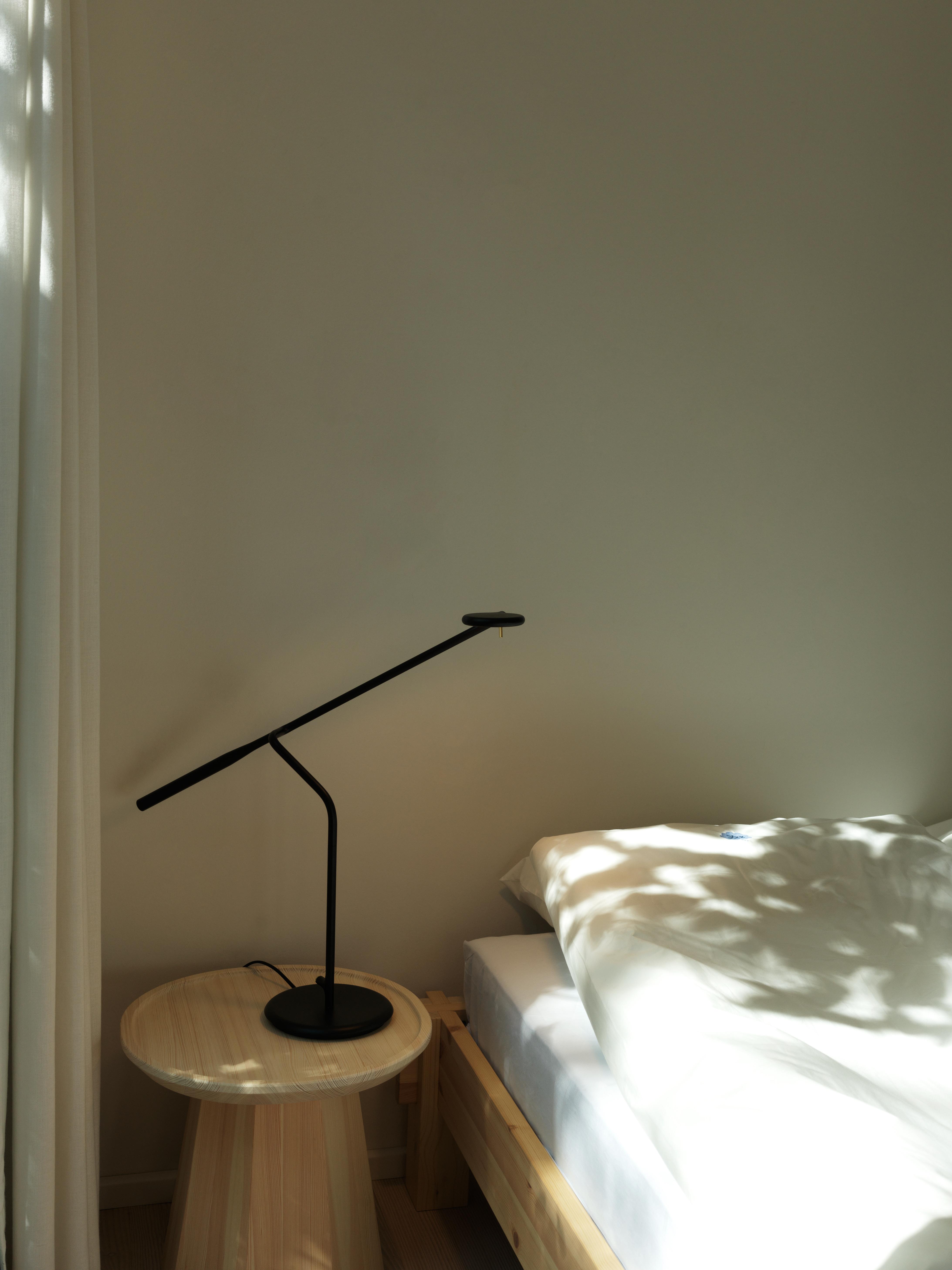 FLOW desk lamp black