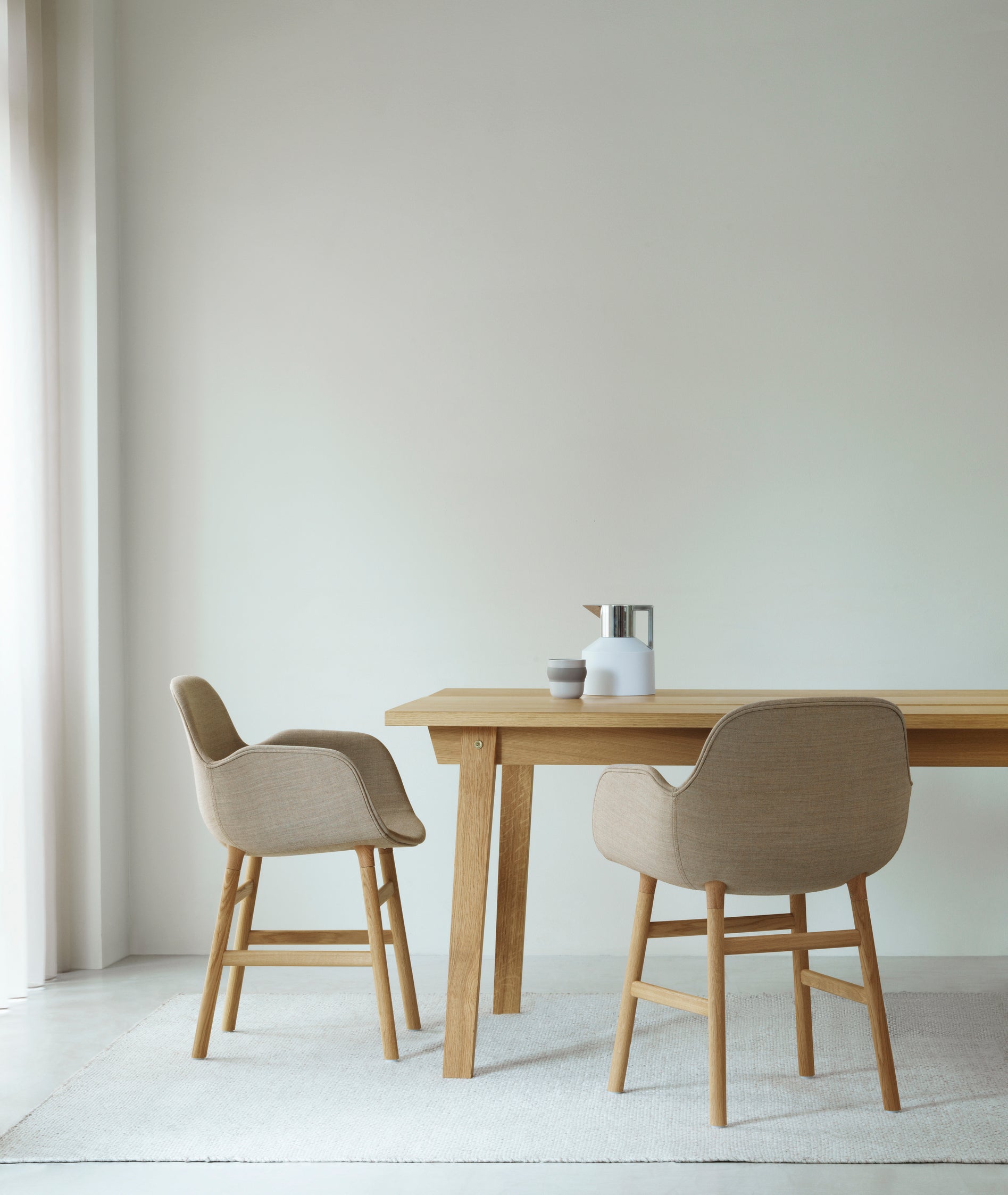 Upholstered chair with armrests of forms with a nutty base
