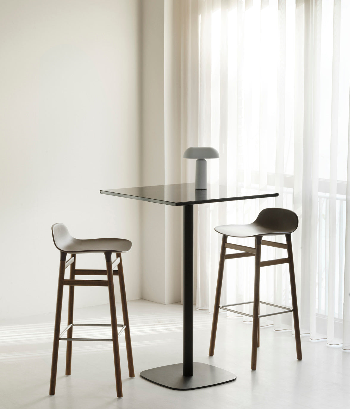 Hocker forms upholstered with a nut base
