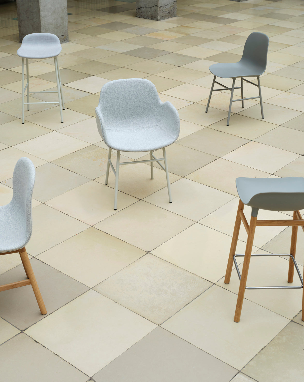 Hocker forms black with an oak base
