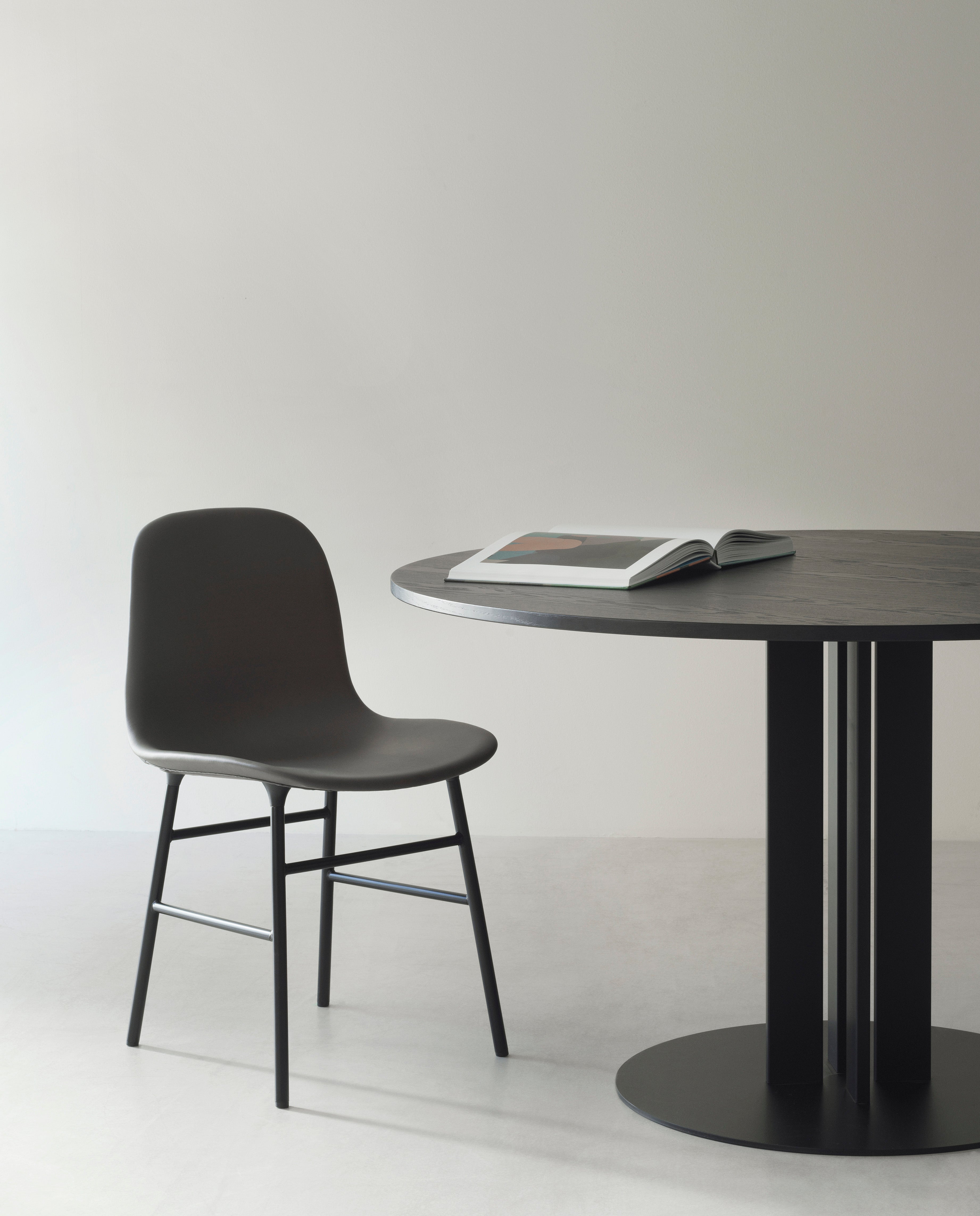 Stuhl von Form Jasne Gray mit einer Chrombasis