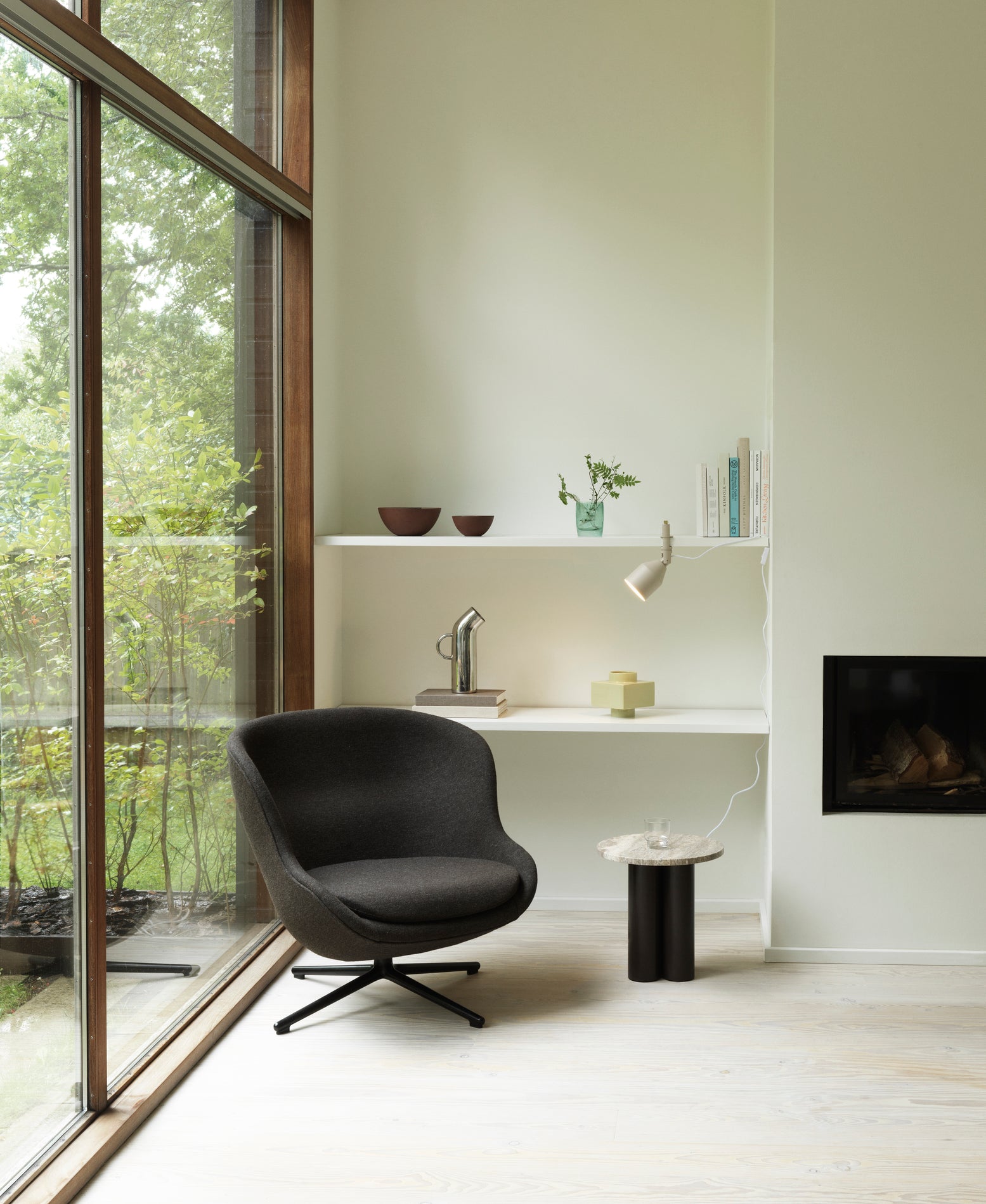 Hyg Low upholstered armchair with aluminum adjustable base