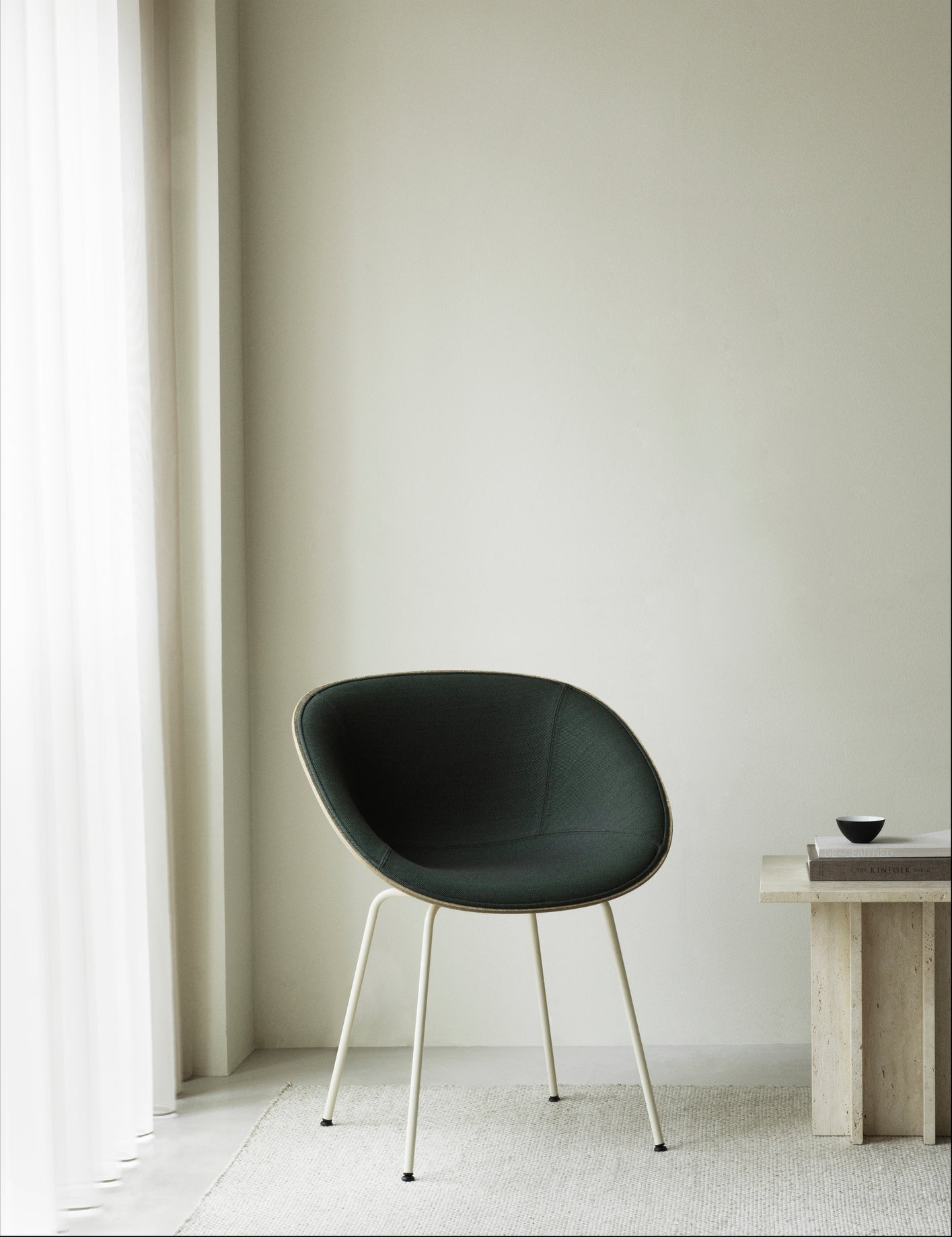 Gepolsterter Stuhl beige Mat mit einer schwarzen Basis