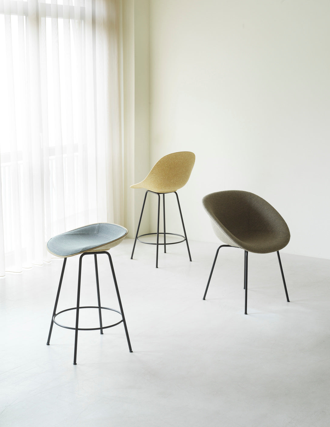 Bar chair with a beige mat with a black base