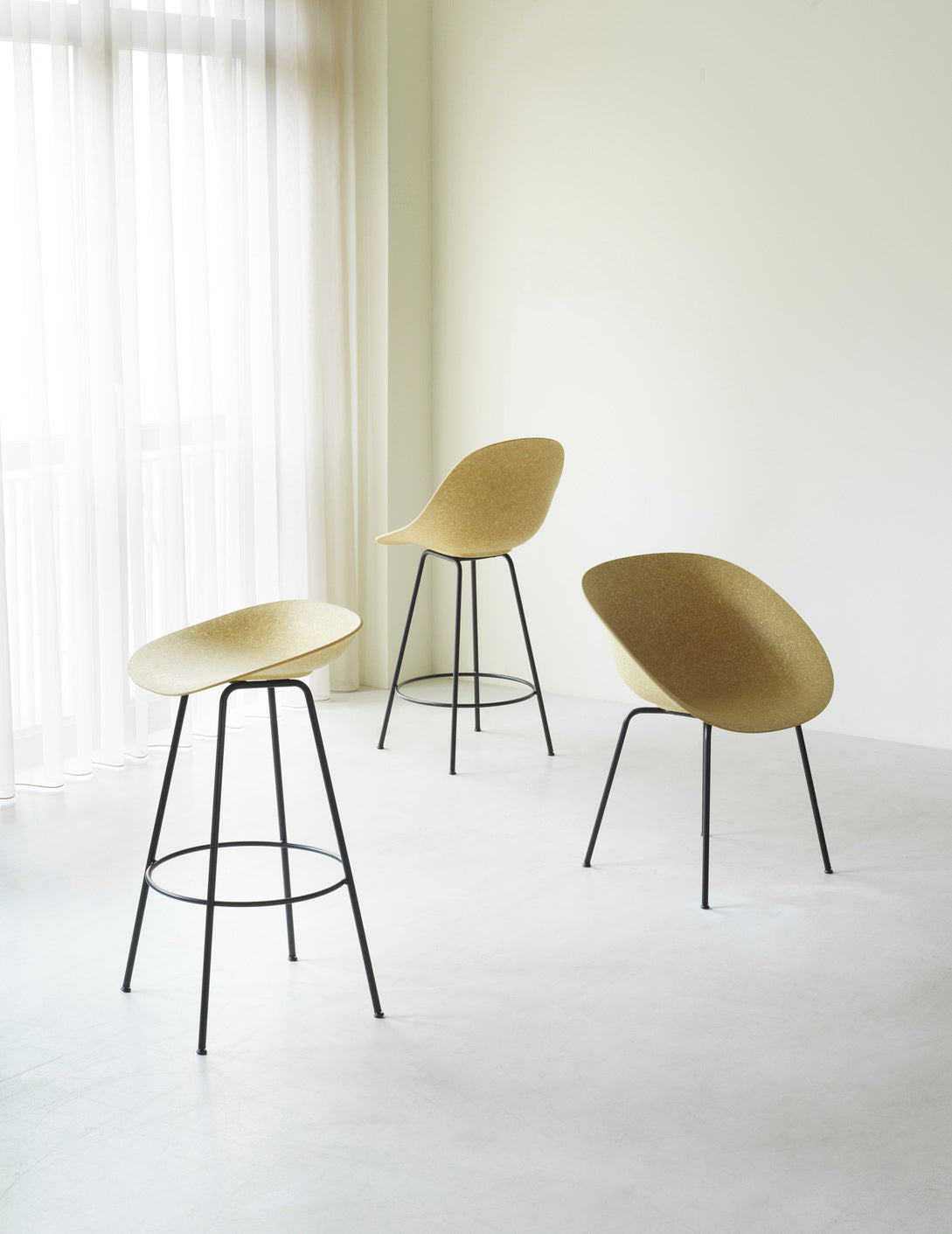Bar chair with a beige mat with a black base