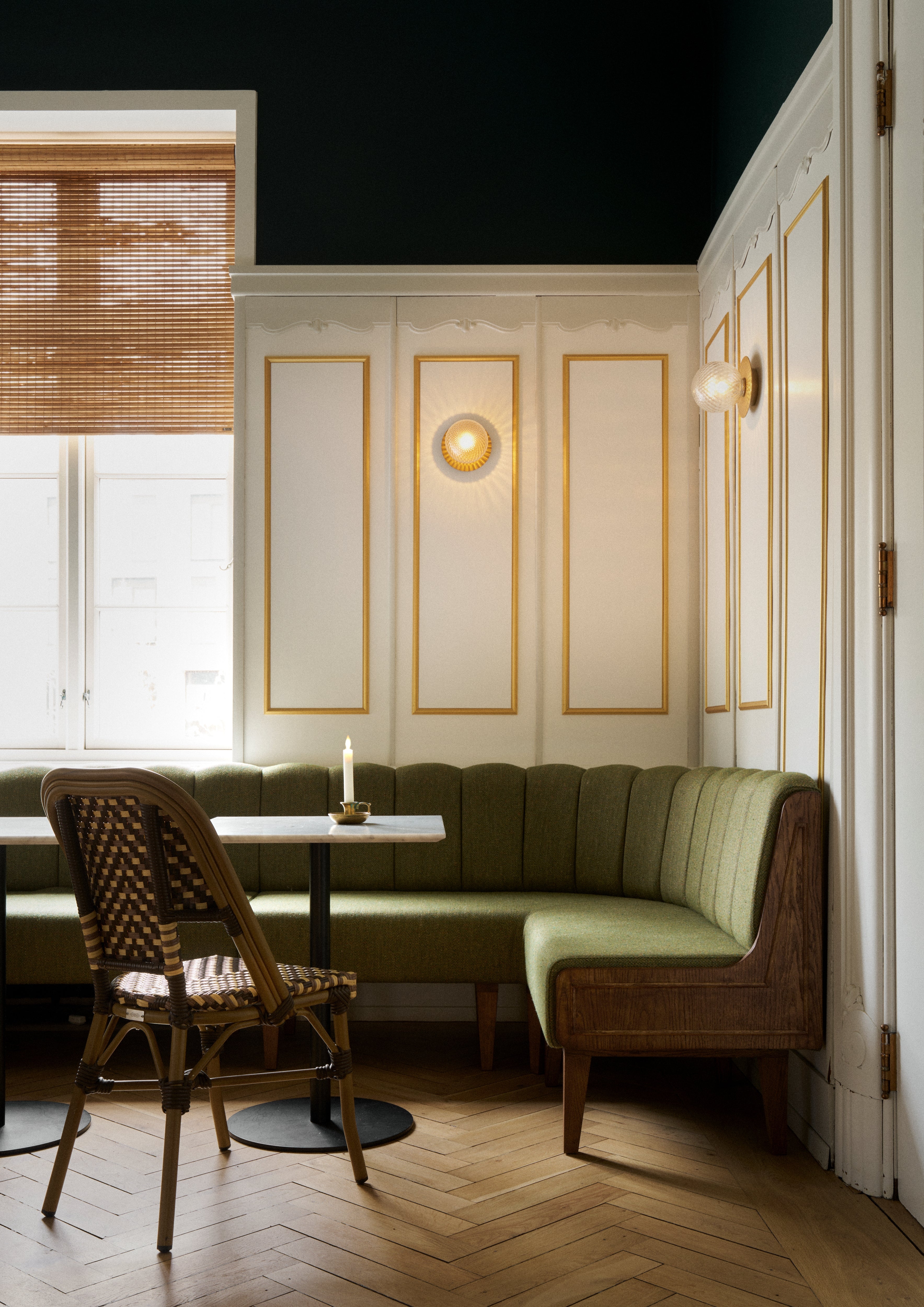 Wandlampe LIILA in Gold mit transparentem Glas