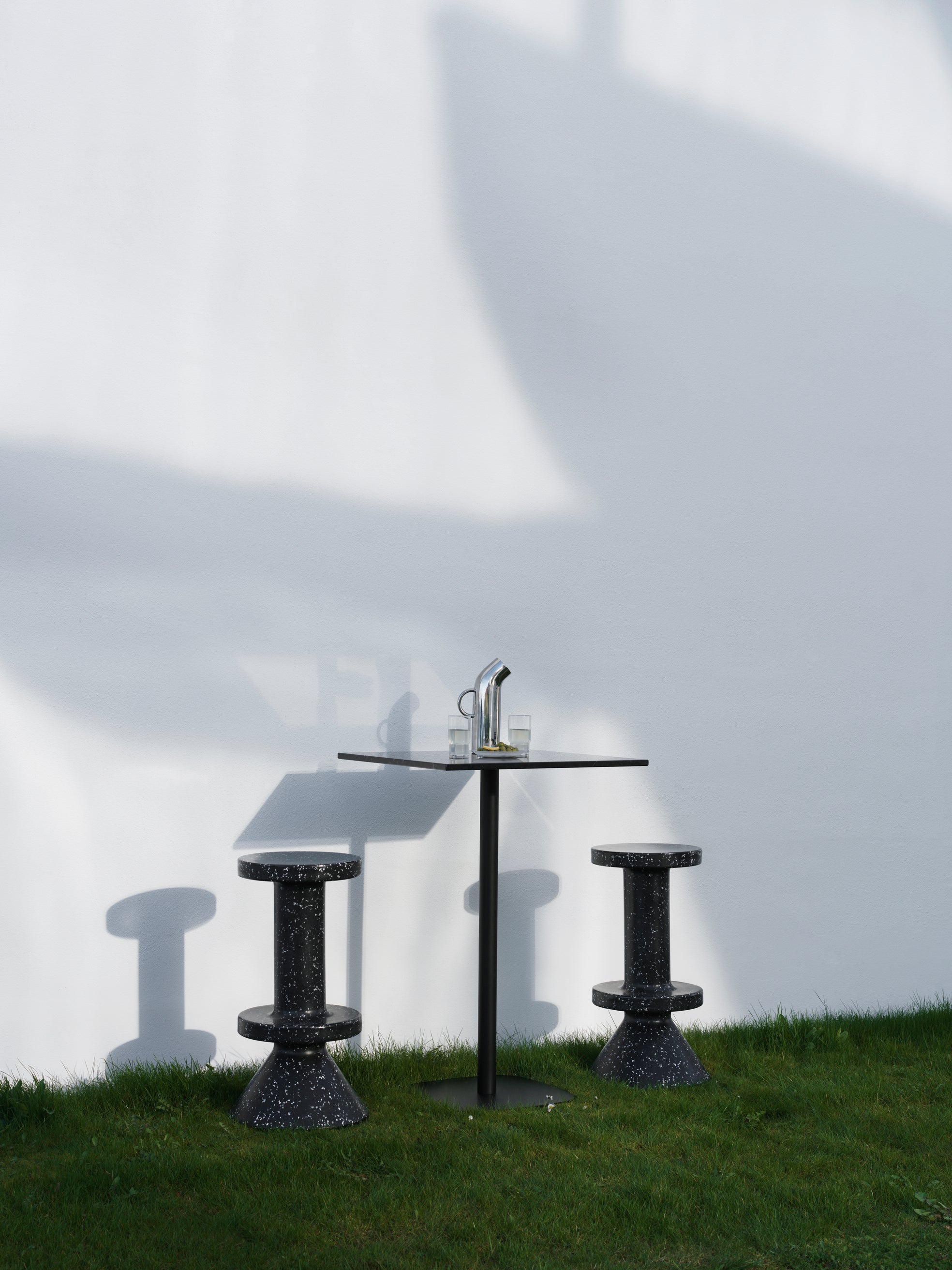 White bit bar chair
