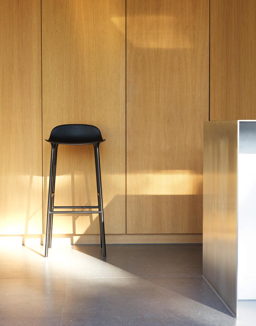 Brown Form Hoker Free mit einer verchromten Basis