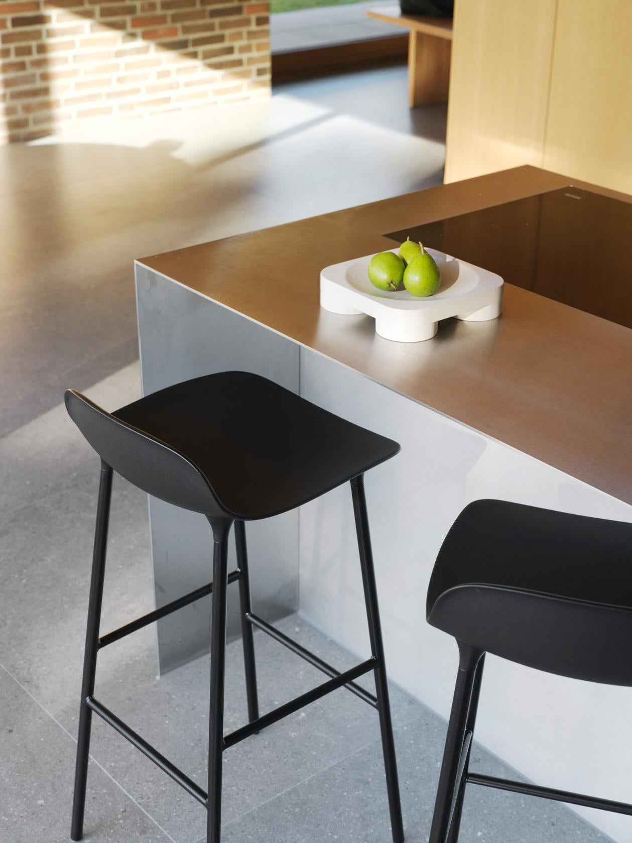 Hocker bildet warmes Grau mit einer goldenen Basis