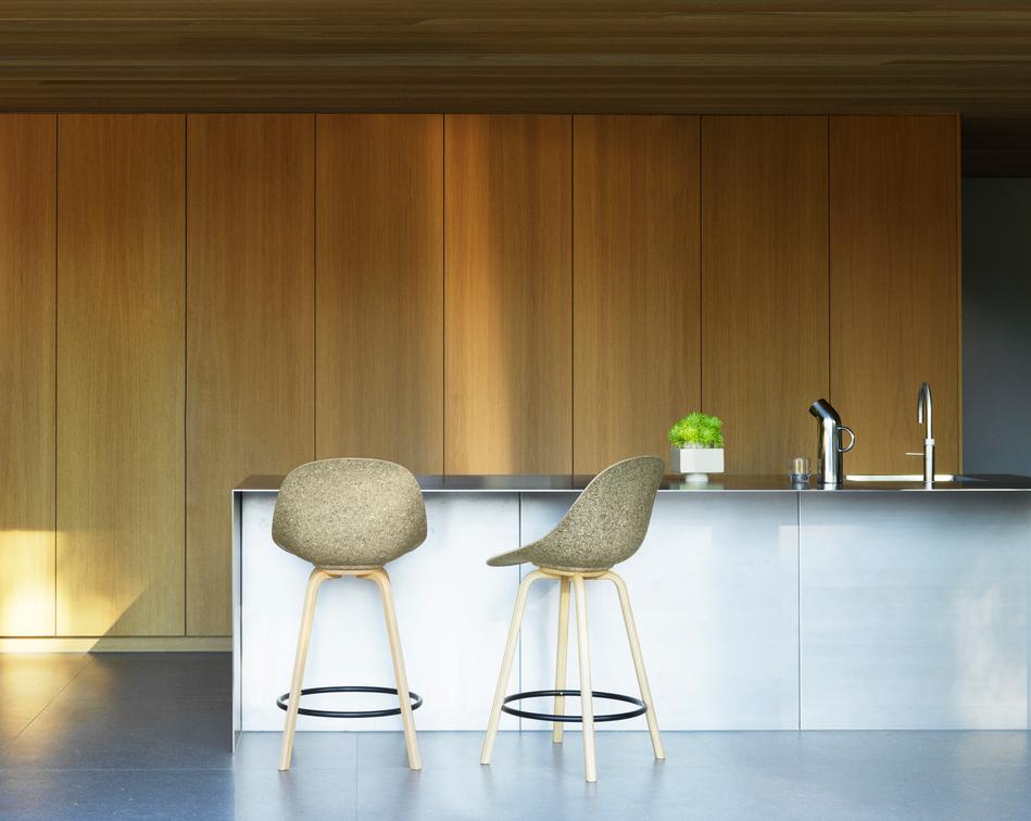 Bar chair with backwards upholstered beige mat with beech plywood