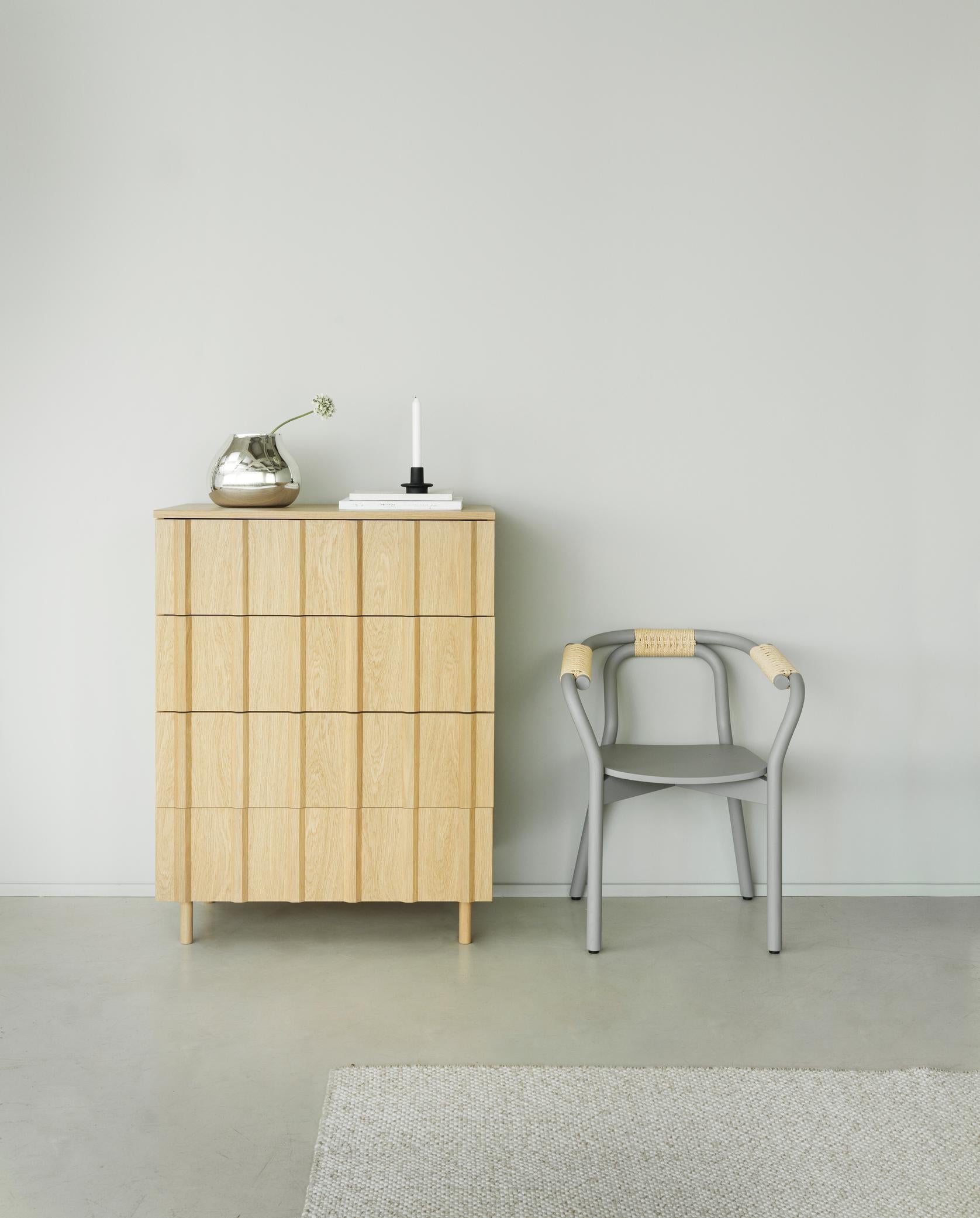 Rippenrippenschrank -Eichenfurnier