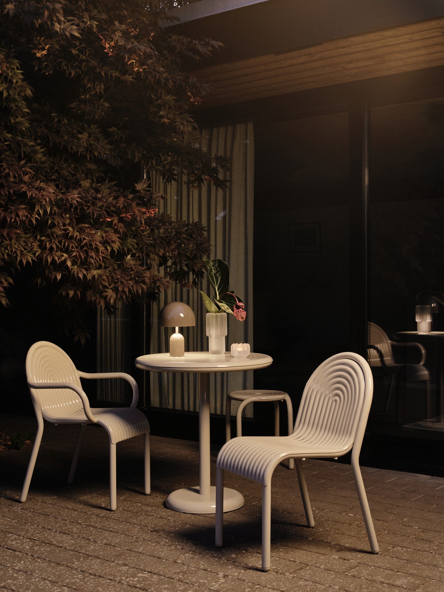 Runder Außentisch GROOVE gebrochenes Weiß