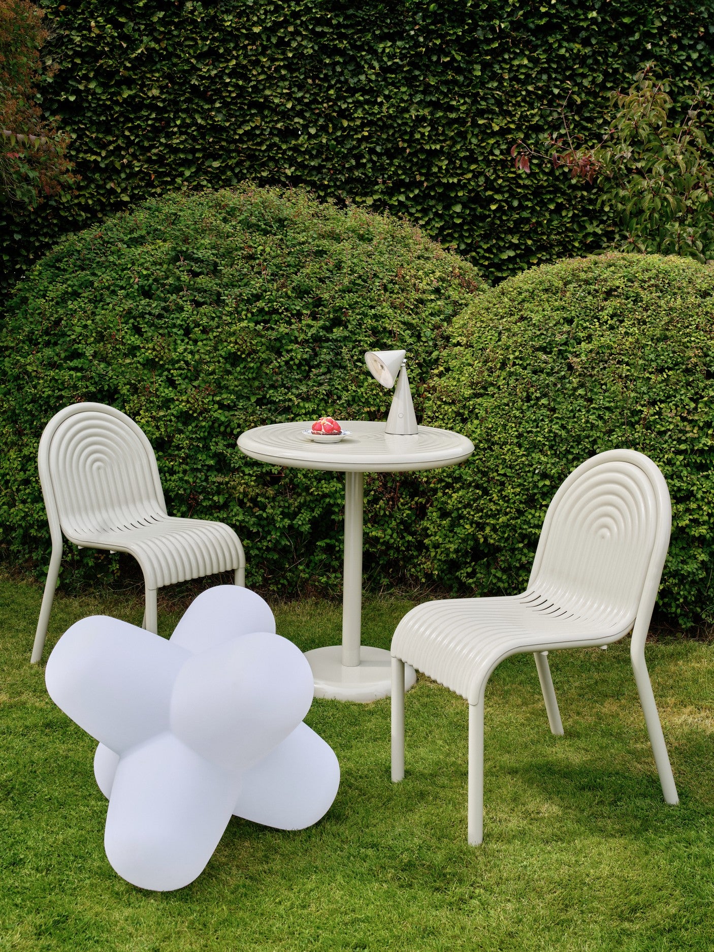 Runder Außentisch GROOVE gebrochenes Weiß