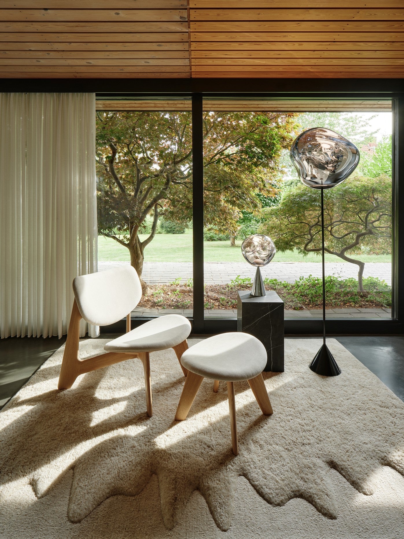 Sessel SLAB cremefarben mit Eichenbasis