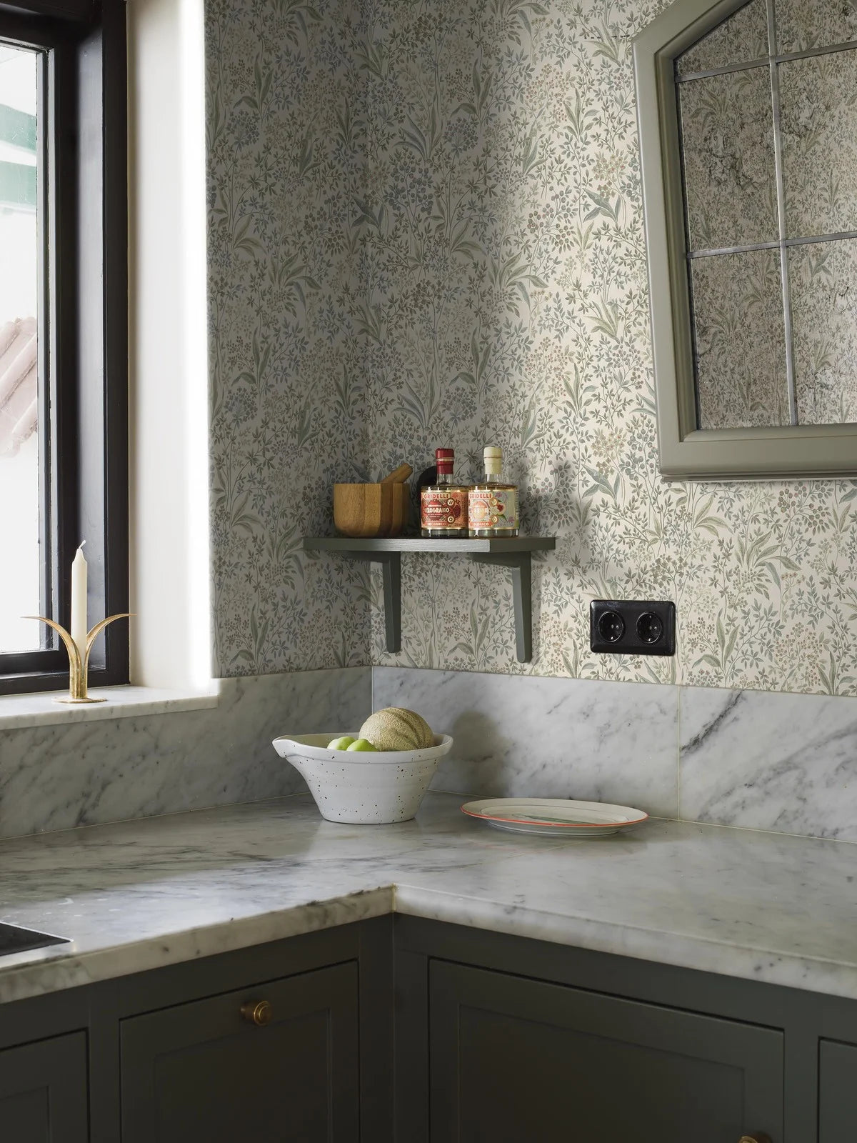 Vlies-Tapete mit pflanzlichem Muster NOCTURNE beige mit grün