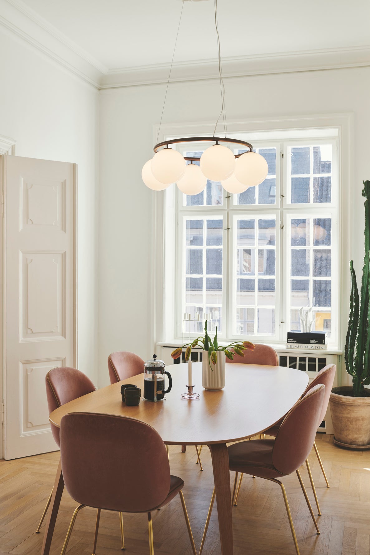Pendelleuchte MIIRA 6 CIRCULAR dunkelbraun mit opalem Glas