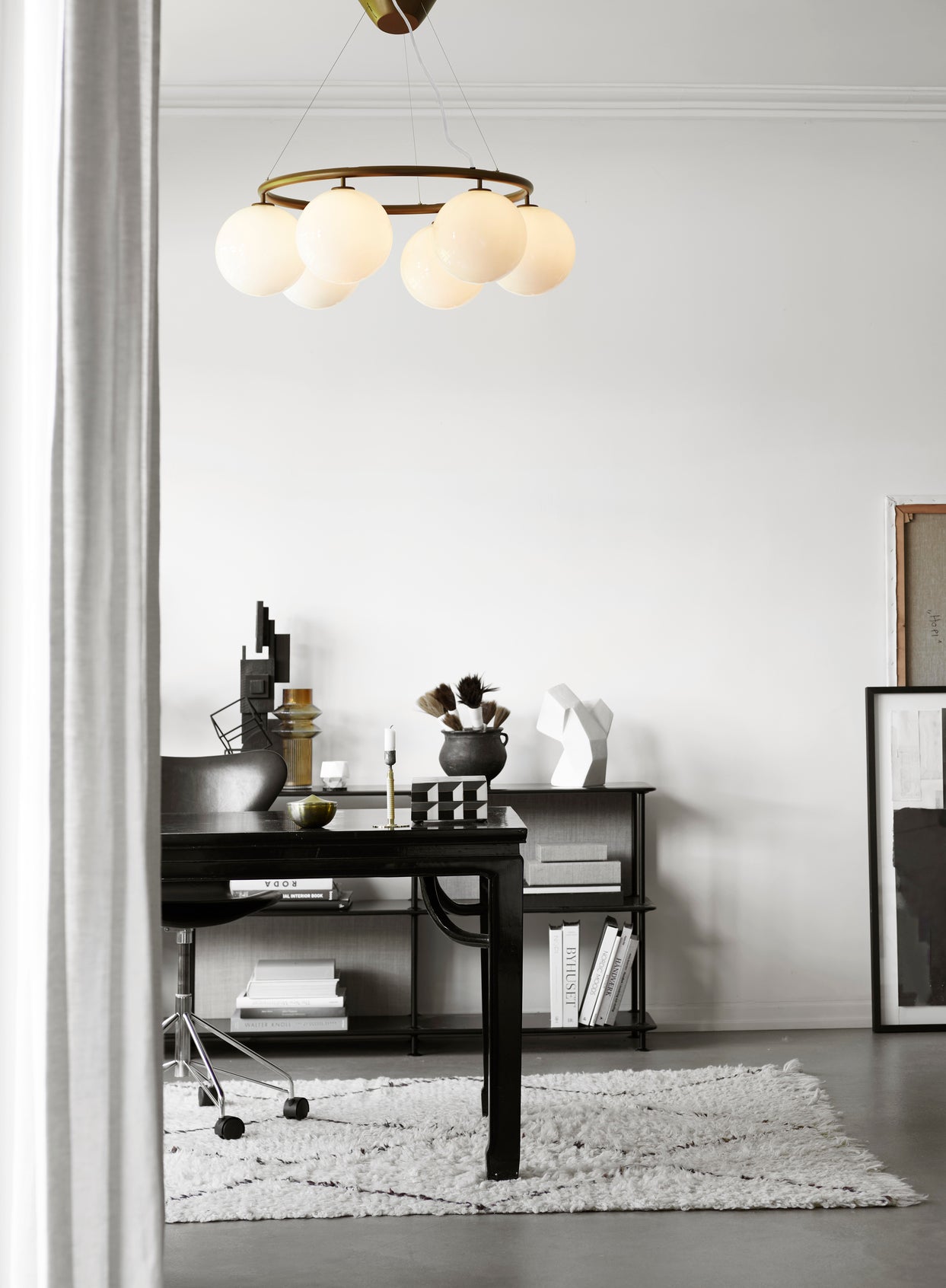 Pendelleuchte MIIRA 6 CIRCULAR dunkelbraun mit opalem Glas