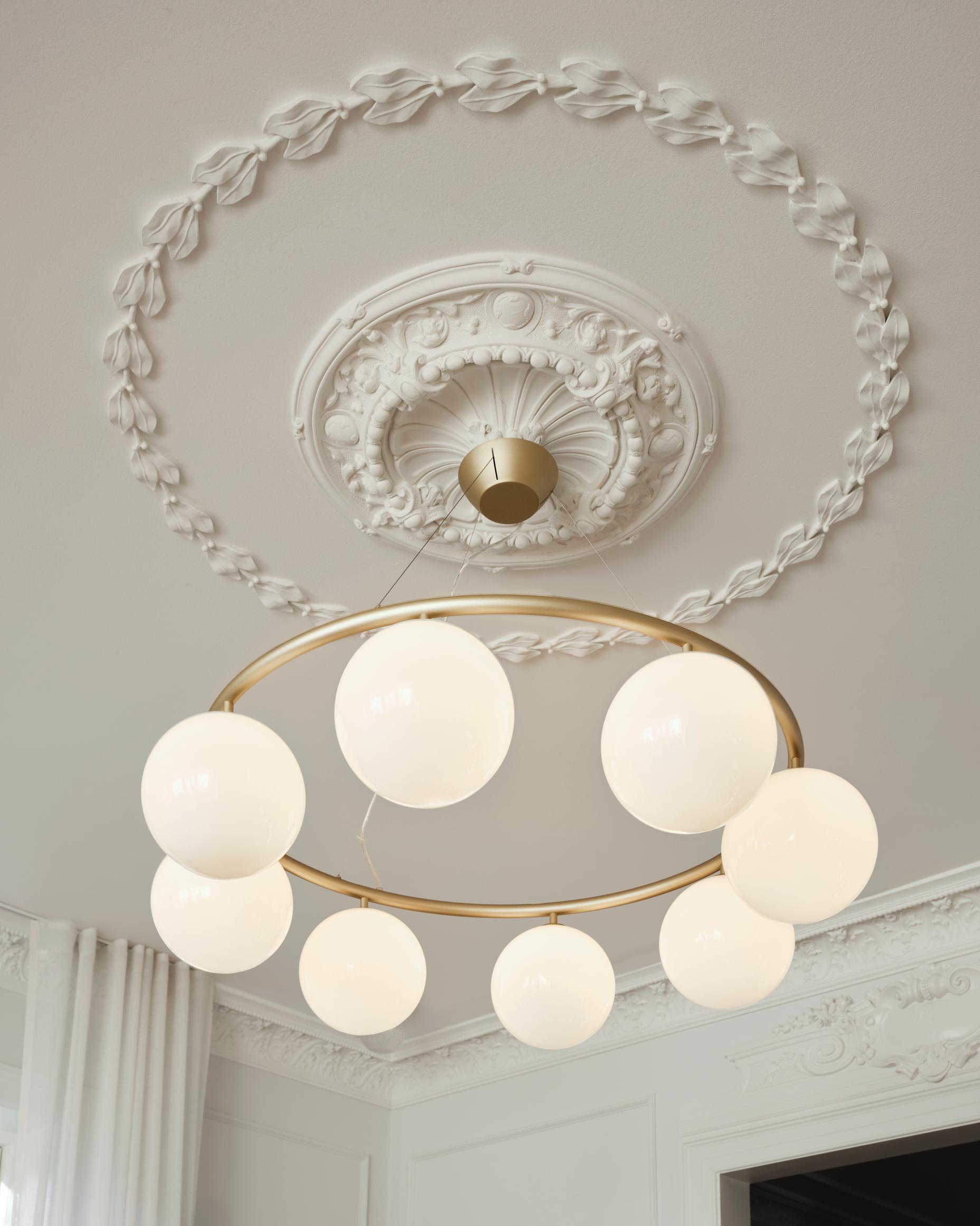 Pendelleuchte MIIRA 8 CIRCULAR aus Messing mit opalem Glas