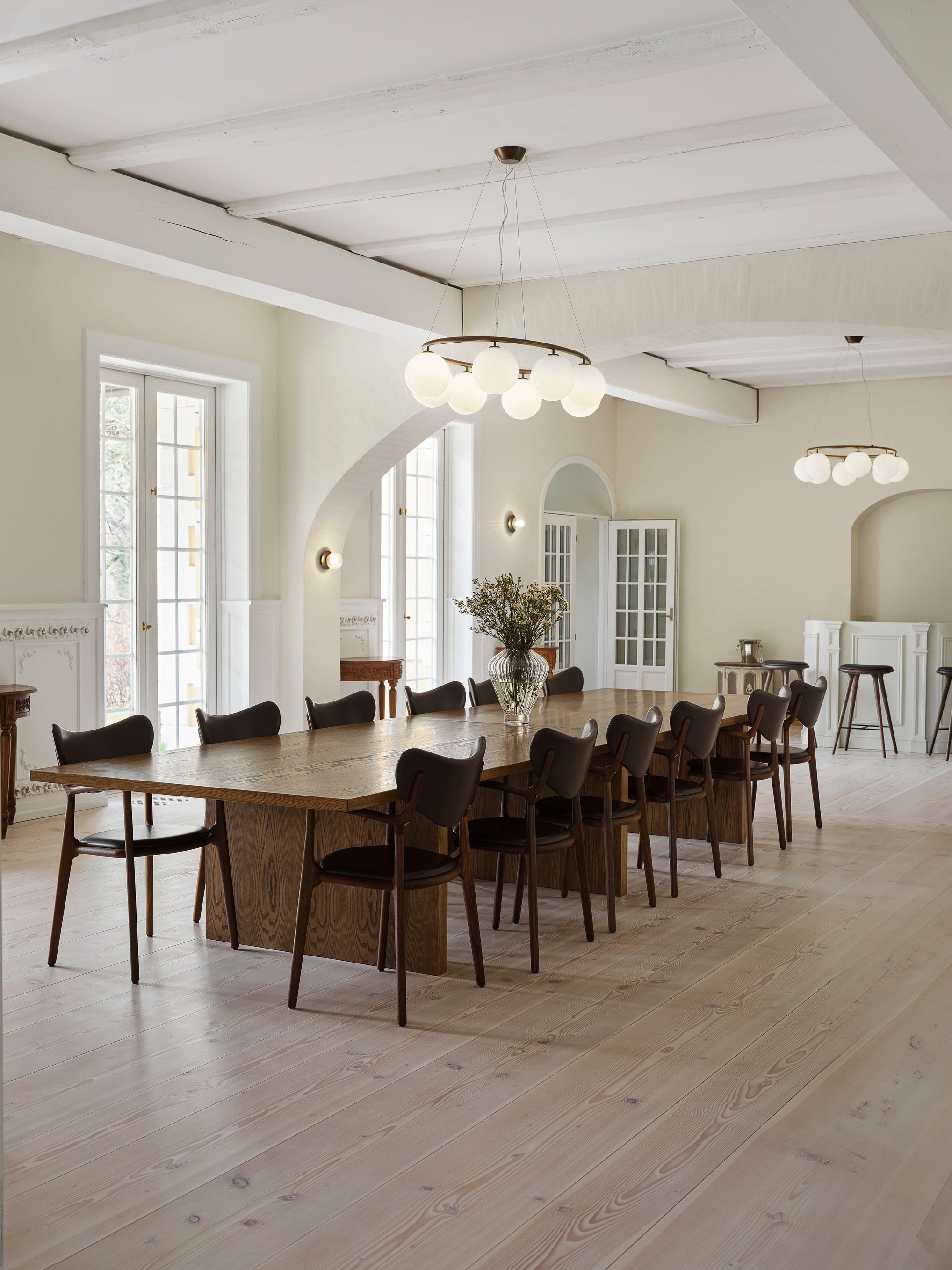 Pendelleuchte MIIRA 8 OVAL dunkelbraun mit opalem Glas