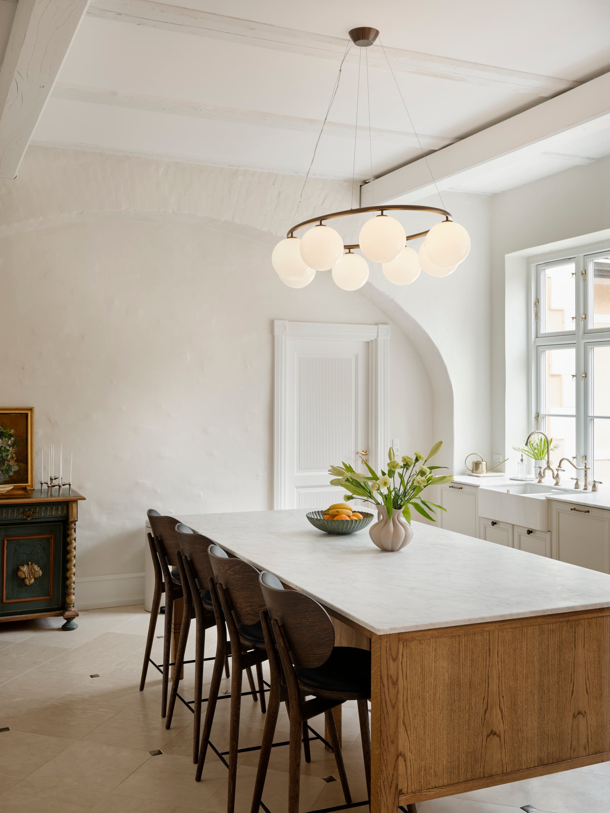 Pendelleuchte MIIRA 8 OVAL dunkelbraun mit opalem Glas