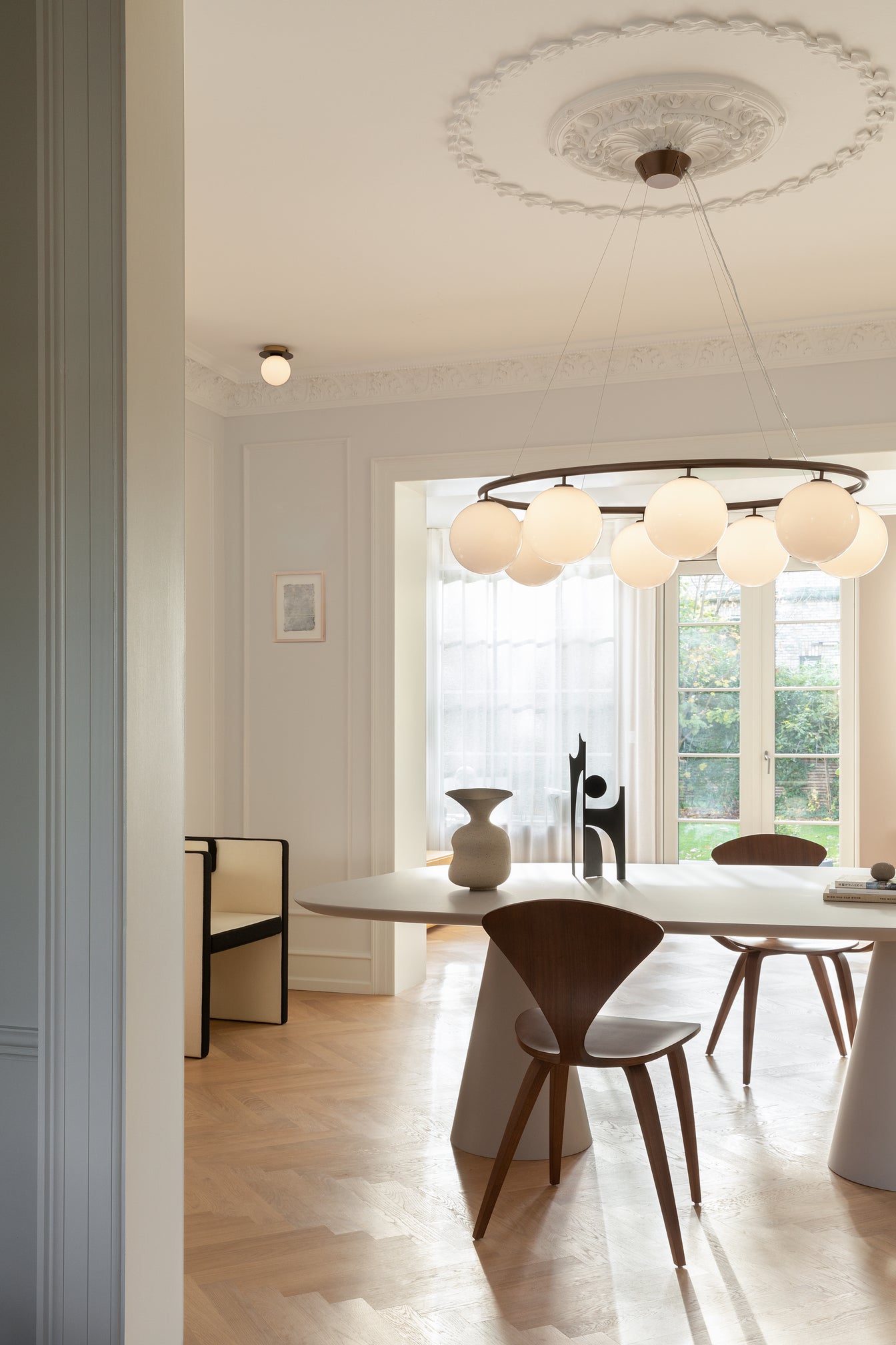 Pendelleuchte MIIRA 8 OVAL dunkelbraun mit opalem Glas