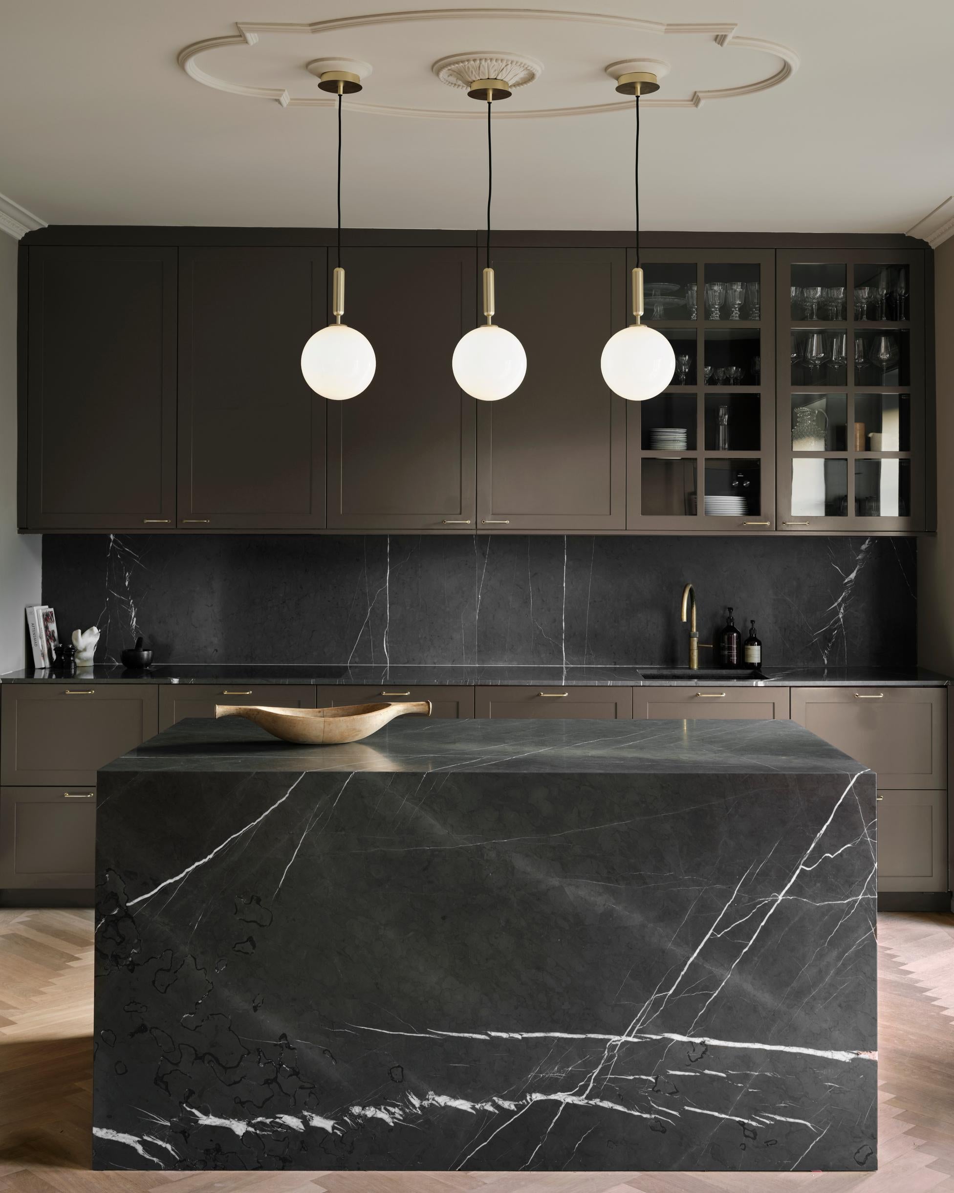 Pendelleuchte MIIRA aus Messing mit opalem Glas